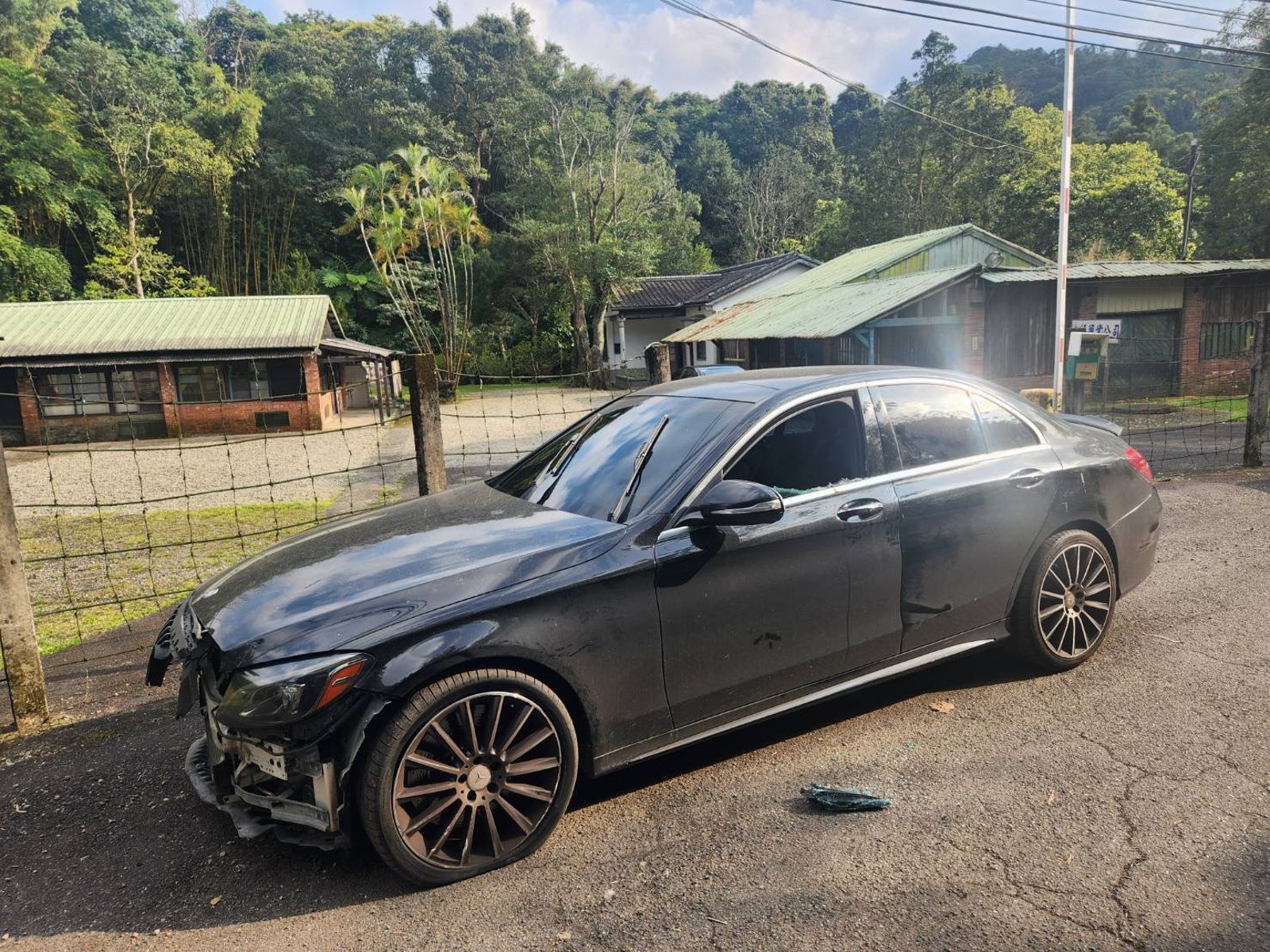 三峽傳槍響!通緝犯肇逃拒捕再撞車 警開2槍全力追緝中