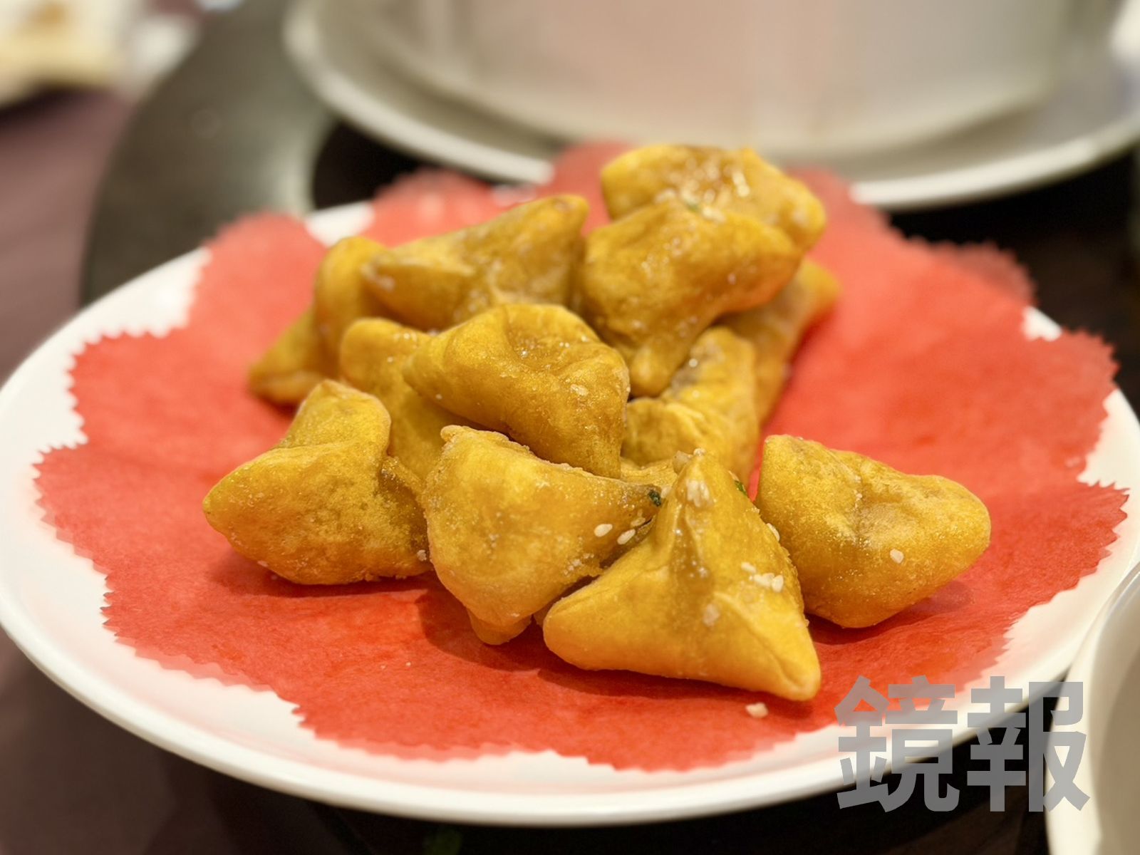 「炸地瓜餃」外皮像炸地瓜球，裡頭軟糯、充滿芝麻粒香氣。（桌菜菜色）