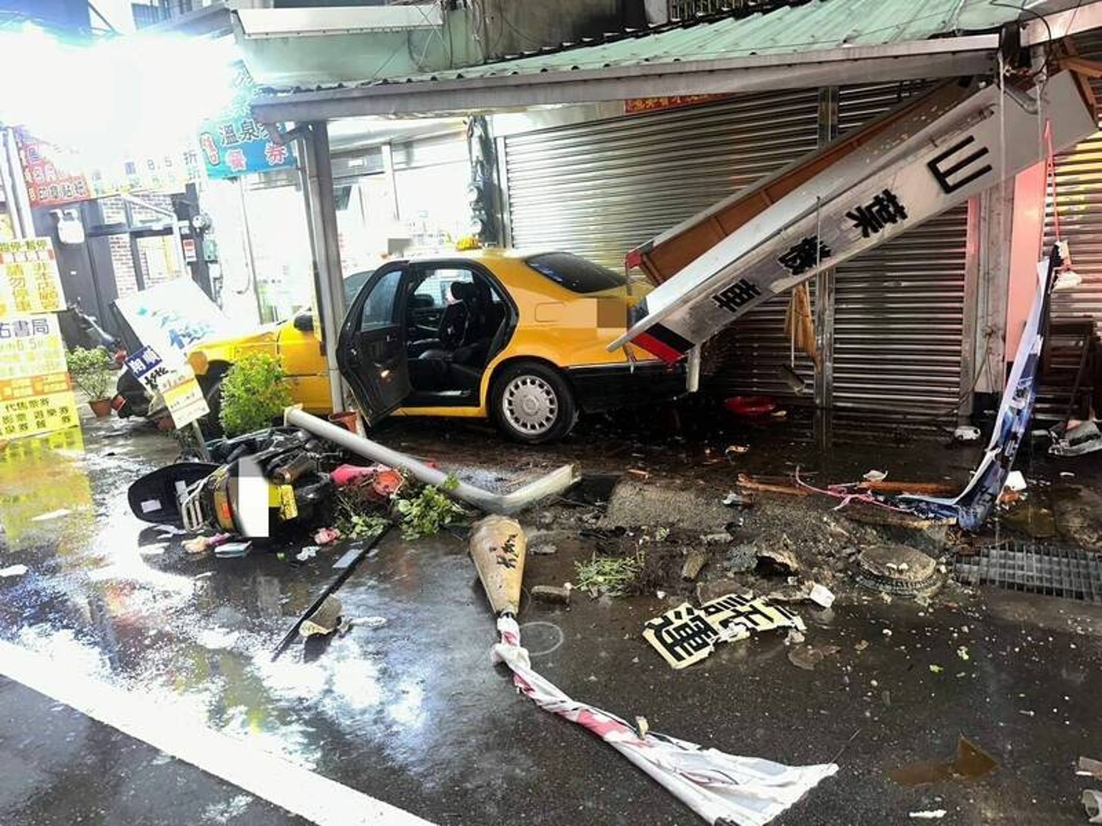 運將開車突病發！撞3屋3機車　送醫搶救仍不治