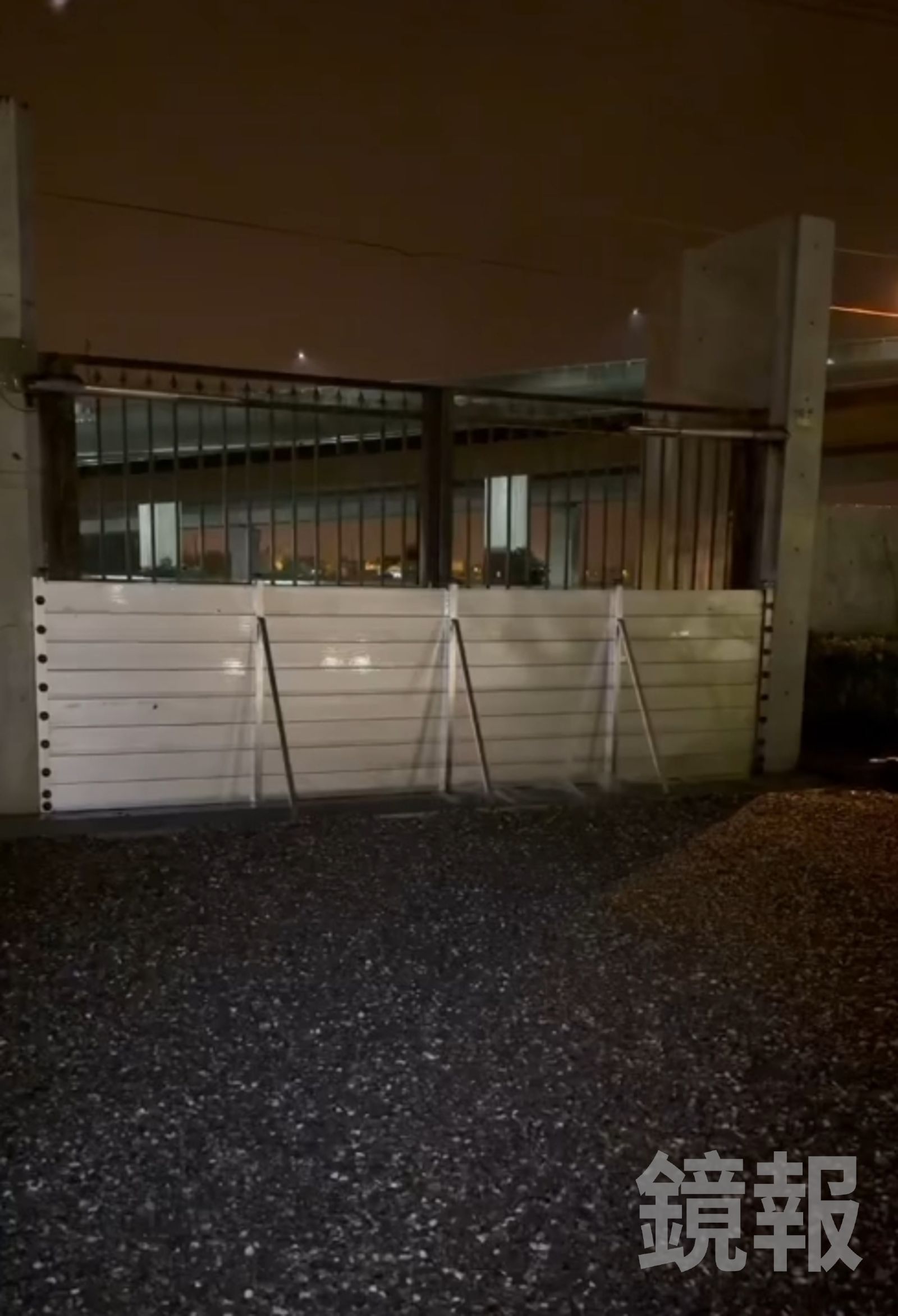 由於宜蘭冬山鄉地勢低窪，興建民宿時建商建議增設防水閘門，這回真的派上用場。泉月樓行館提供