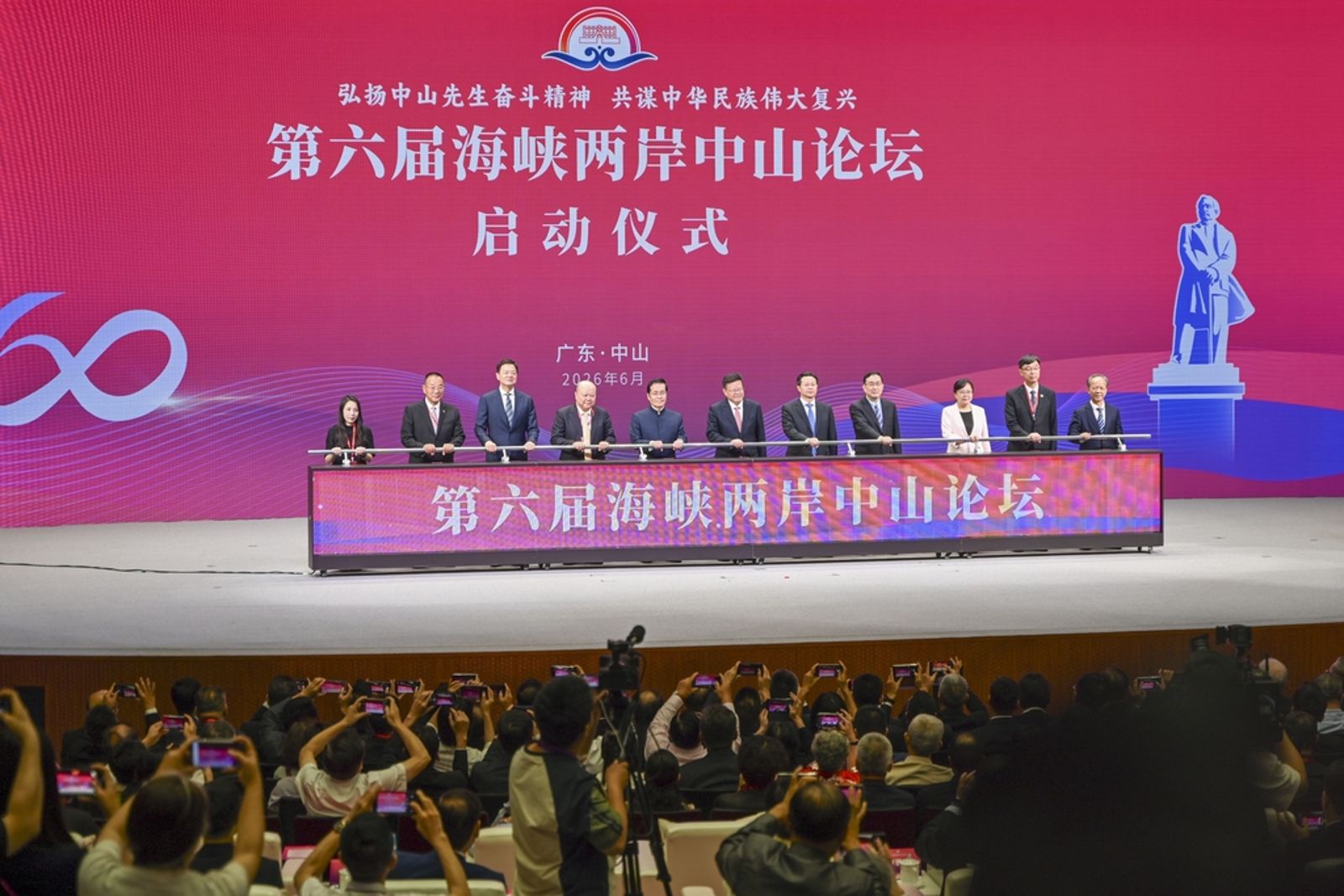 年輕人是民主富三代 面對中國更要走向世界