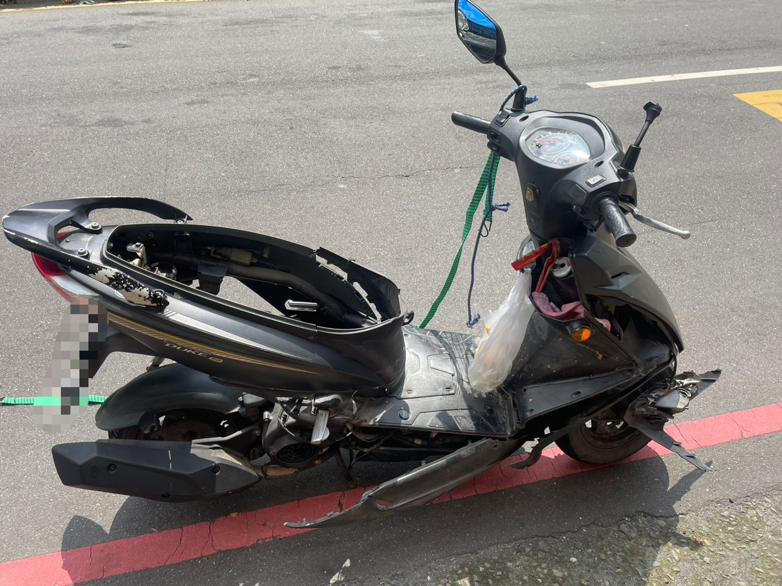 駱男機車遭到撞擊嚴重毀損。警方提供