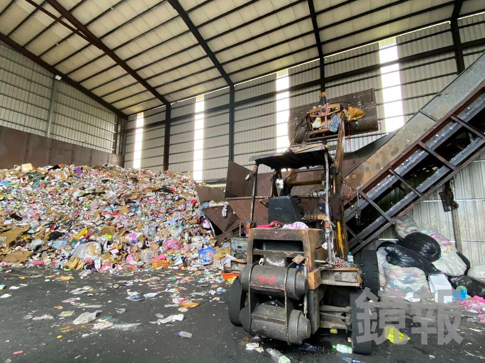 「垃圾堆隱身術」大玩躲貓貓 新北專勤隊逮45非法移工