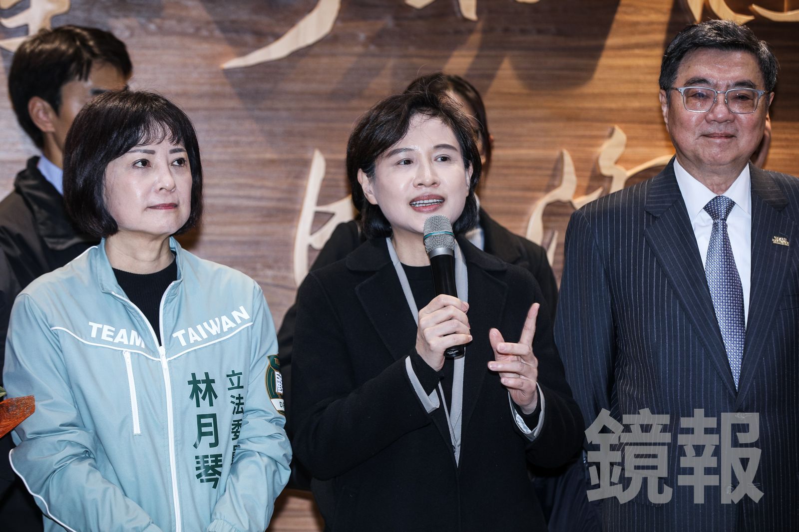 鄭麗君凱旋歸國自曝「飛機上睡不著」　台美15％關稅歸功政府、感謝賴卓