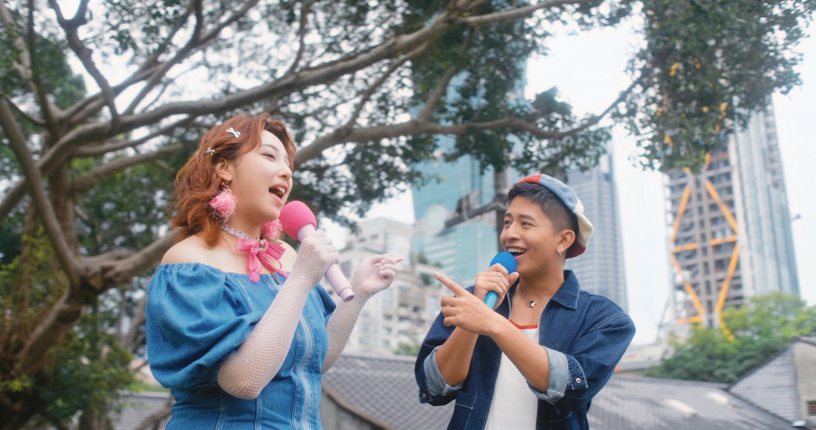 蓋瑞攜手羅莎莎推出單曲〈我懂你的奇怪〉。哈哈台提供