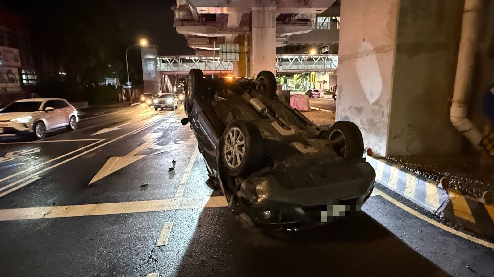 劉男車輛因此撞翻。翻攝畫面