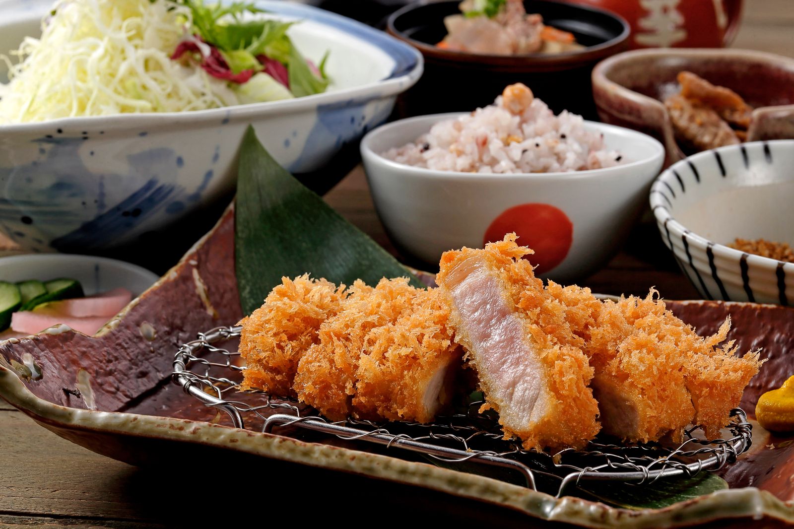 勝勢豬排5／22插旗南港Lalaport！3天限定半價吃玫瑰紅豬排