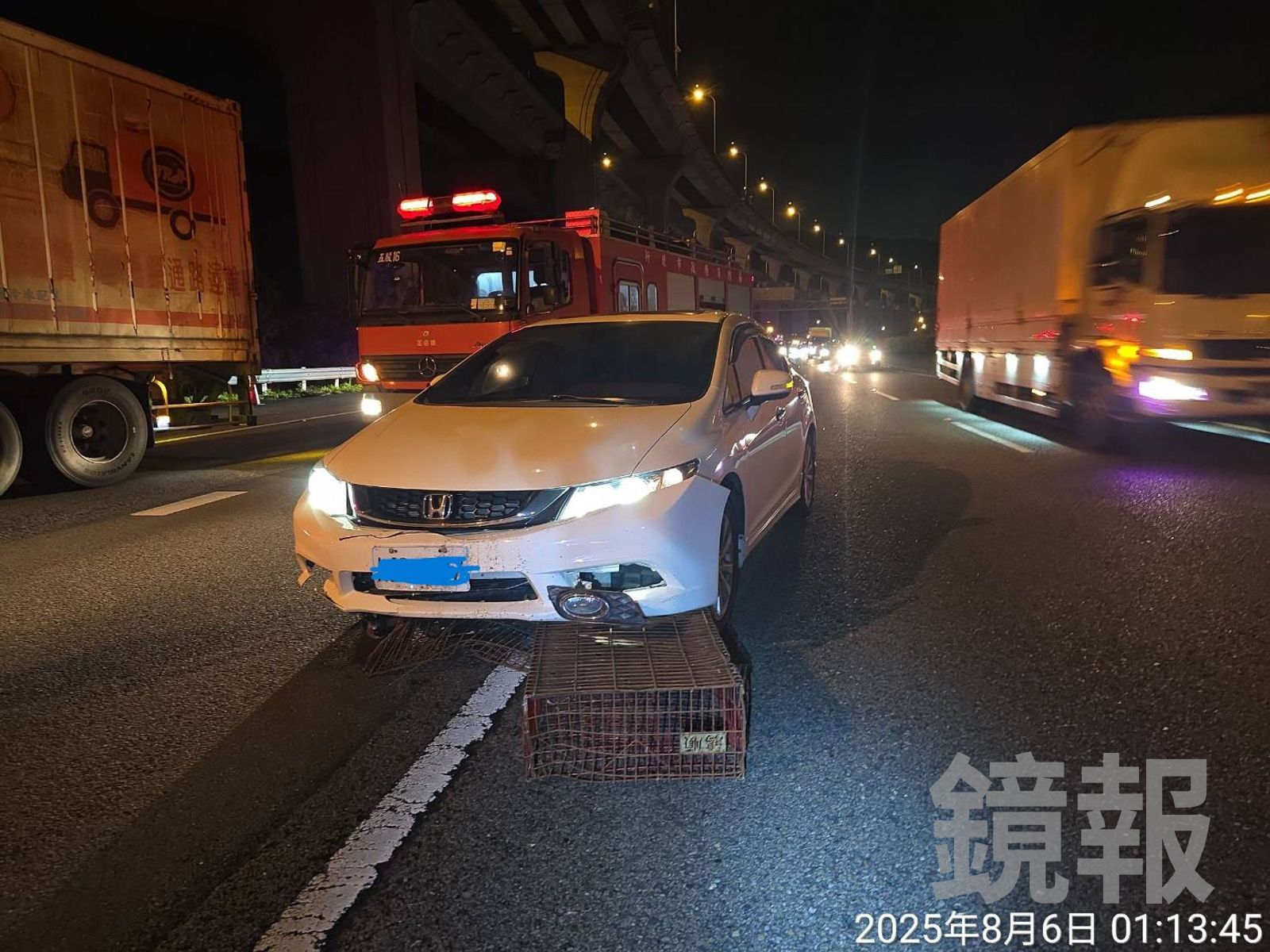 陳男載運的鐵籠散落路面導致其他車輛撞擊發生事故。警方提供