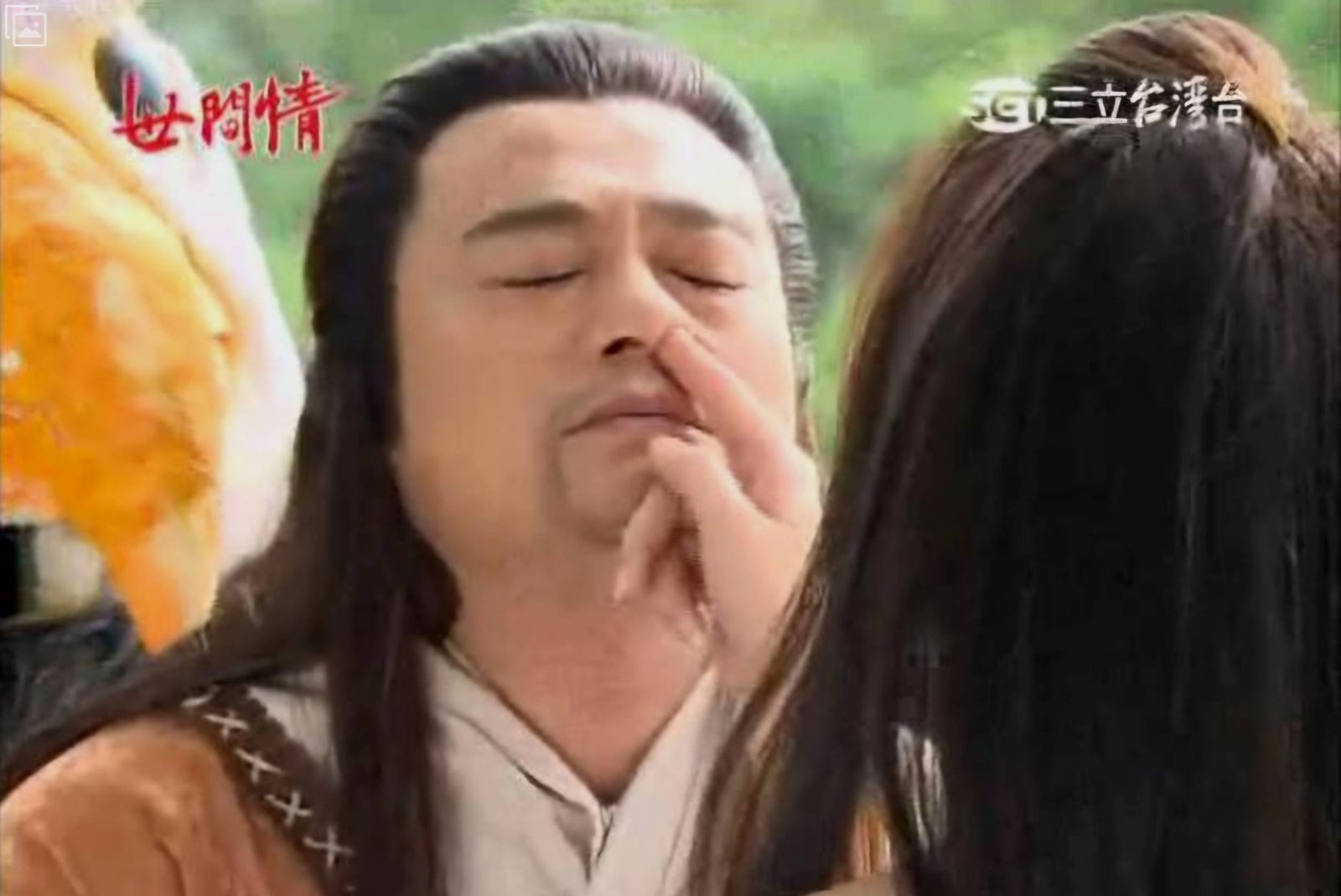 林佑星、璟宣在《世間情》中扮「台版神鵰俠侶」戳鼻孔的畫面成為網路迷因。三立提供