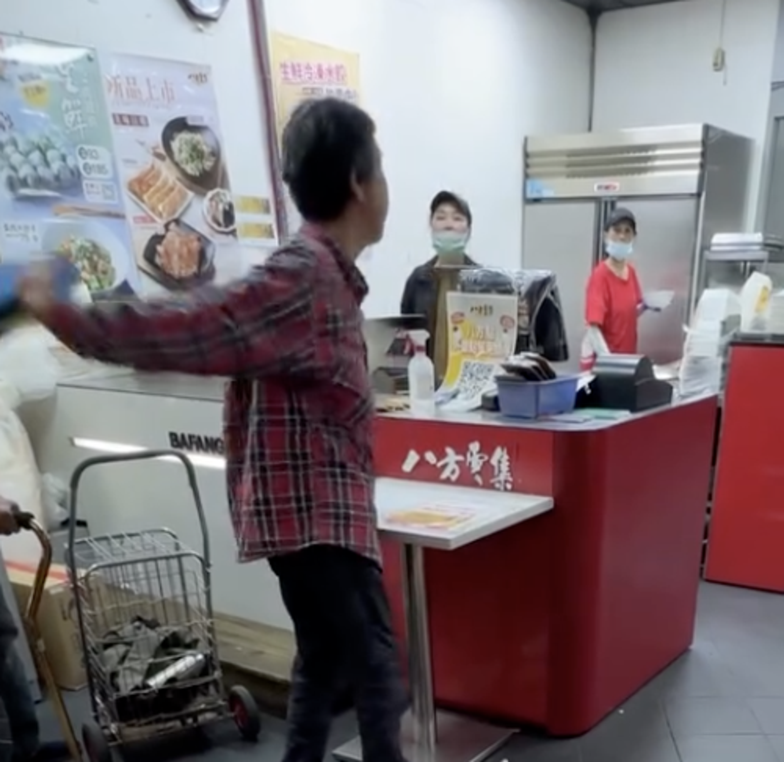 買不到生水餃！三重火爆婦狂砸八方雲集　害丈夫遭揪是通緝犯