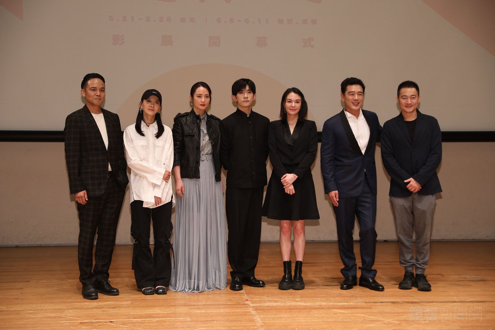 徐詣帆（左起）、周楚濋、蔣勤勤、易烊千璽、張榕容、王耀慶跟喻恩泰出席兩岸電影展記者會。鄒保祥攝