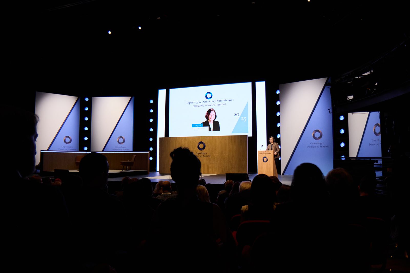 前總統蔡英文出訪歐洲，在丹麥「哥本哈根民主高峰會」發表演講，分享台灣韌性經驗。（圖／蔡英文辦公室提供）