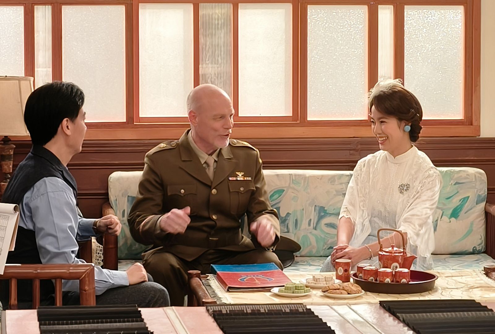 黃瑄（右）在《寶島西米樂》每日一造型還要說流利的英文，比尹昭德（左）還搶鏡。台視提供