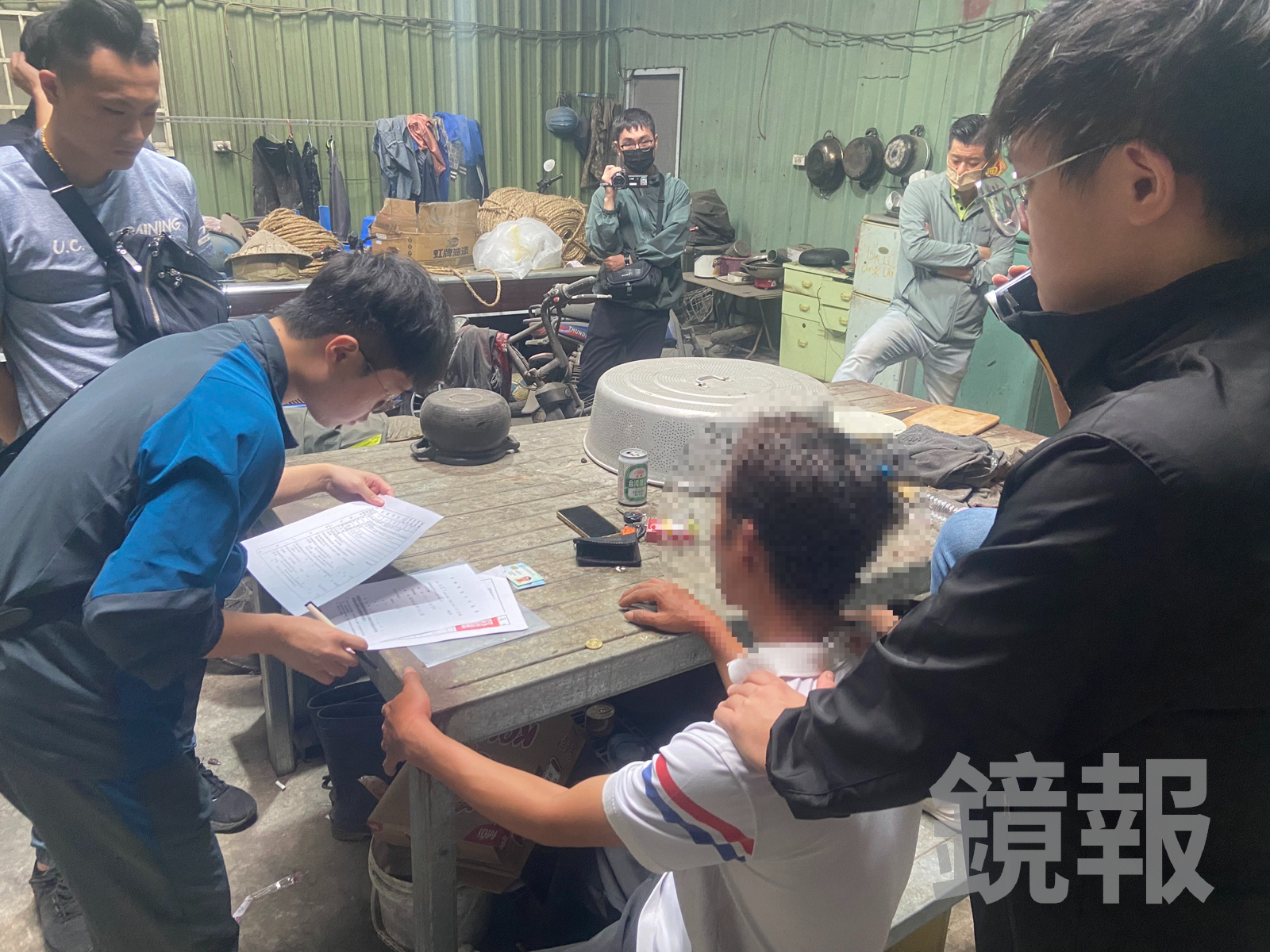 越南籍阮男收貨大麻郵包,被警方當場逮捕。民眾提供