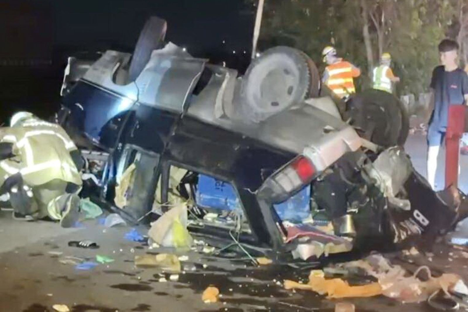 小貨車遭撞翻覆,駕駛噴飛車外,重摔在路面,當場失去生命徵象,送醫不治,現場滿地碎片。民眾提供