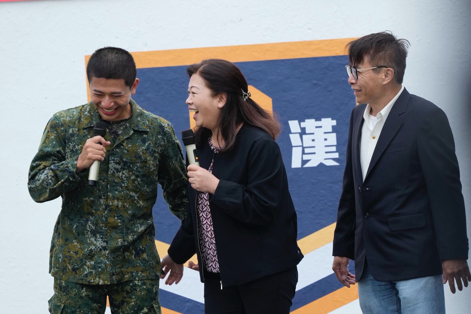 蓋瑞(左)與家人許久未相見,蓋瑞媽媽(中)當場鑑定身材的變化。台視提供