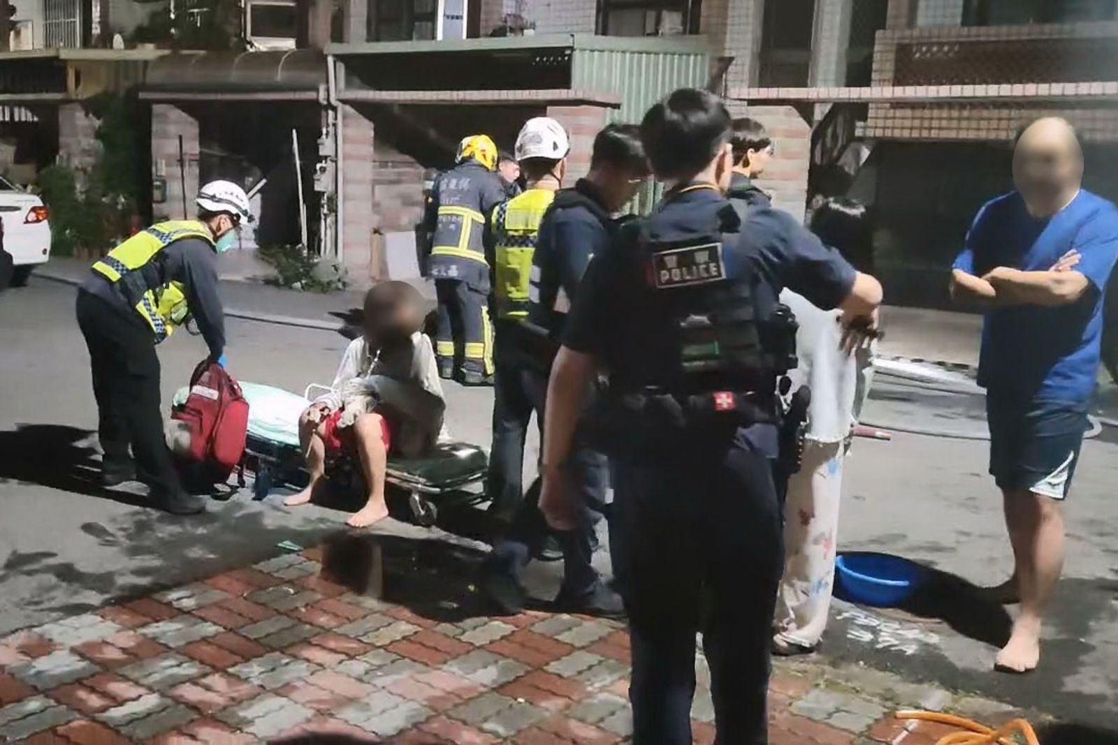 陳姓屋主夫妻、女兒與妹妹及時被救出，輕微嗆傷。民眾提供