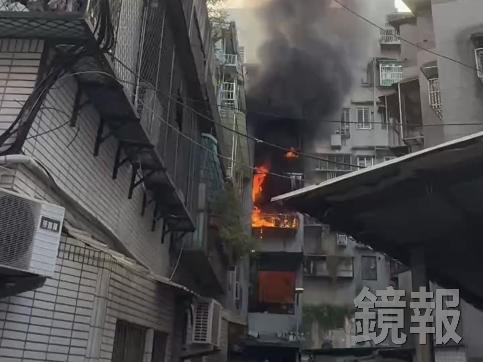 萬華民宅清晨「火蛇狂竄」!家具雜物全燒光 消防驚險救出4人