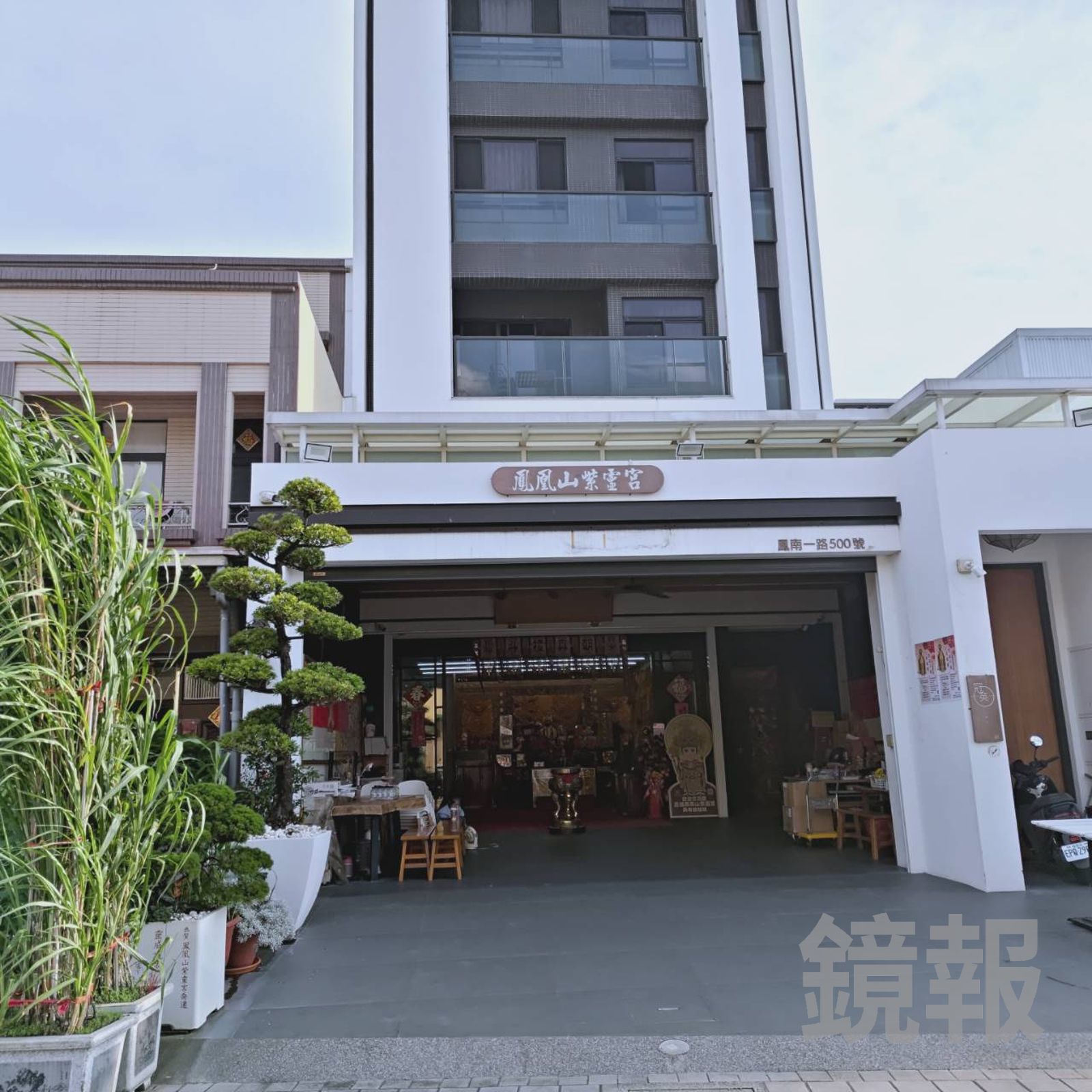 女代書指控紫靈宮一樓是神壇，2至5樓卻是裝飾水晶燈的豪宅。王吟芳攝