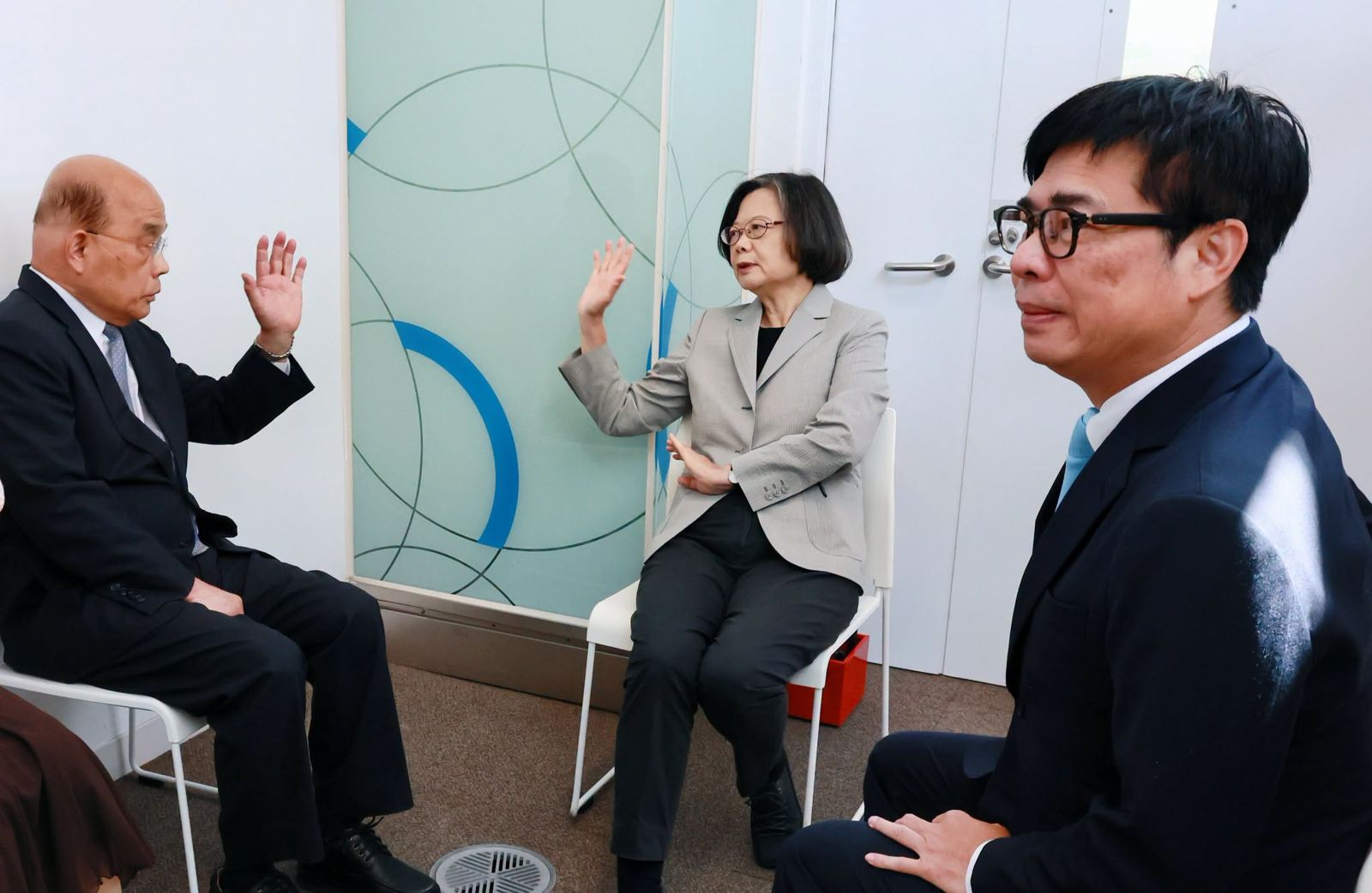 鄭任汶專欄:蔡英文與蘇貞昌為何能一笑泯恩仇