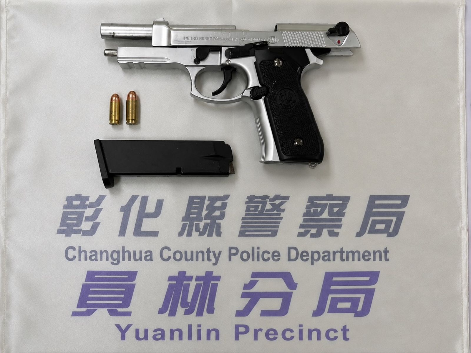 法警在黃男的包包發現一把槍枝,裡面還有彈匣及子彈2顆。民眾提供