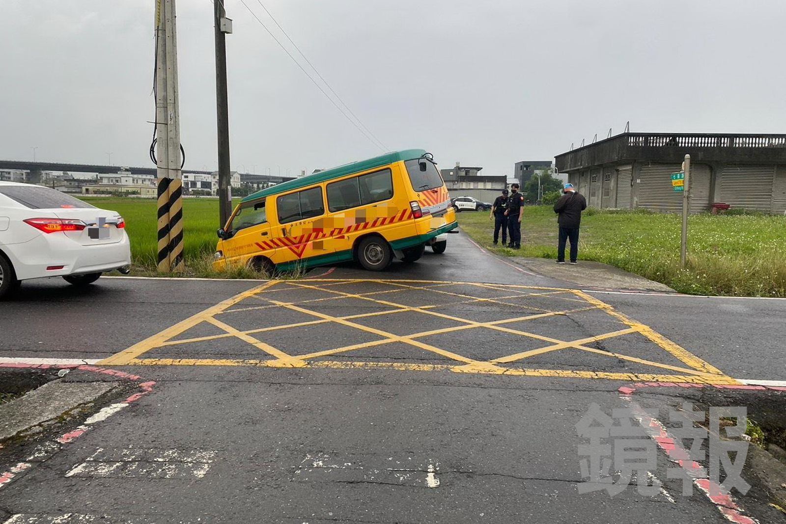娃娃車行經無號誌路口撞上轎車，不但撞斷反光鏡，車輪還騰空在水溝溝渠上。民眾提供