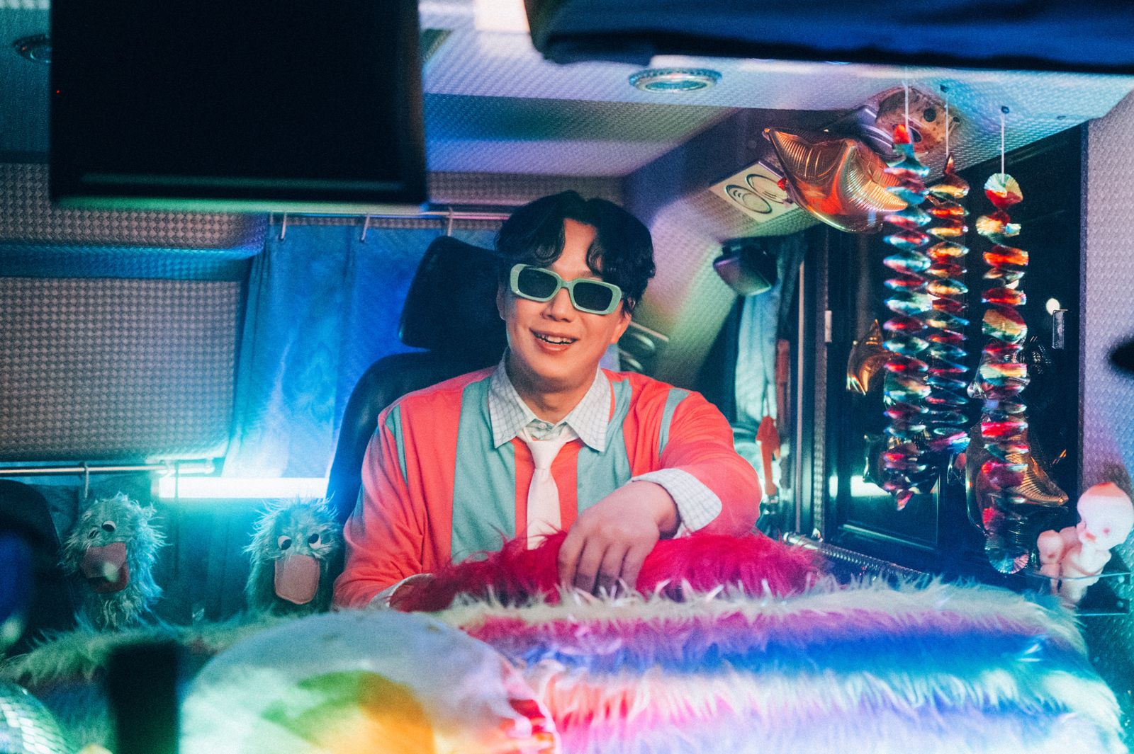 蕭煌奇化身遊覽車司機載著男團FEniX去進香。華納音樂提供