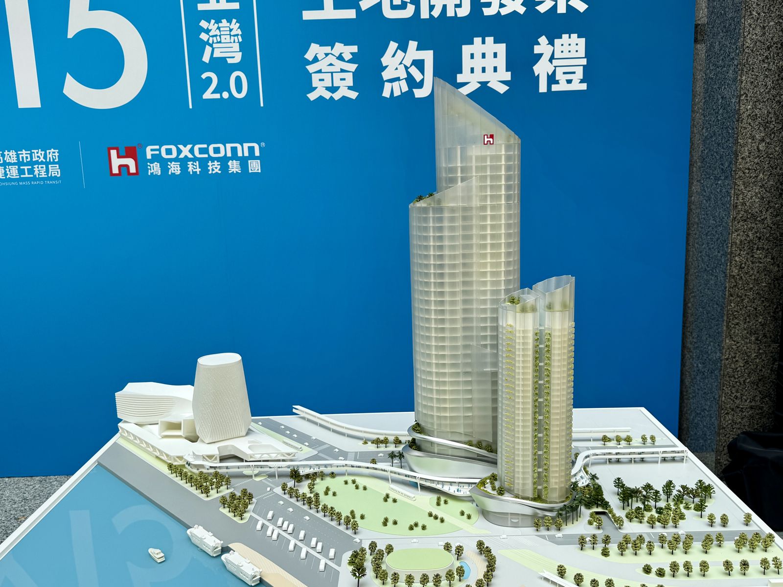 圖為鴻海亞灣Y15，前方為科技宅，後方為A級商辦大樓，預計將取得綠建築銀級以上認證。（圖／吳筱雯）