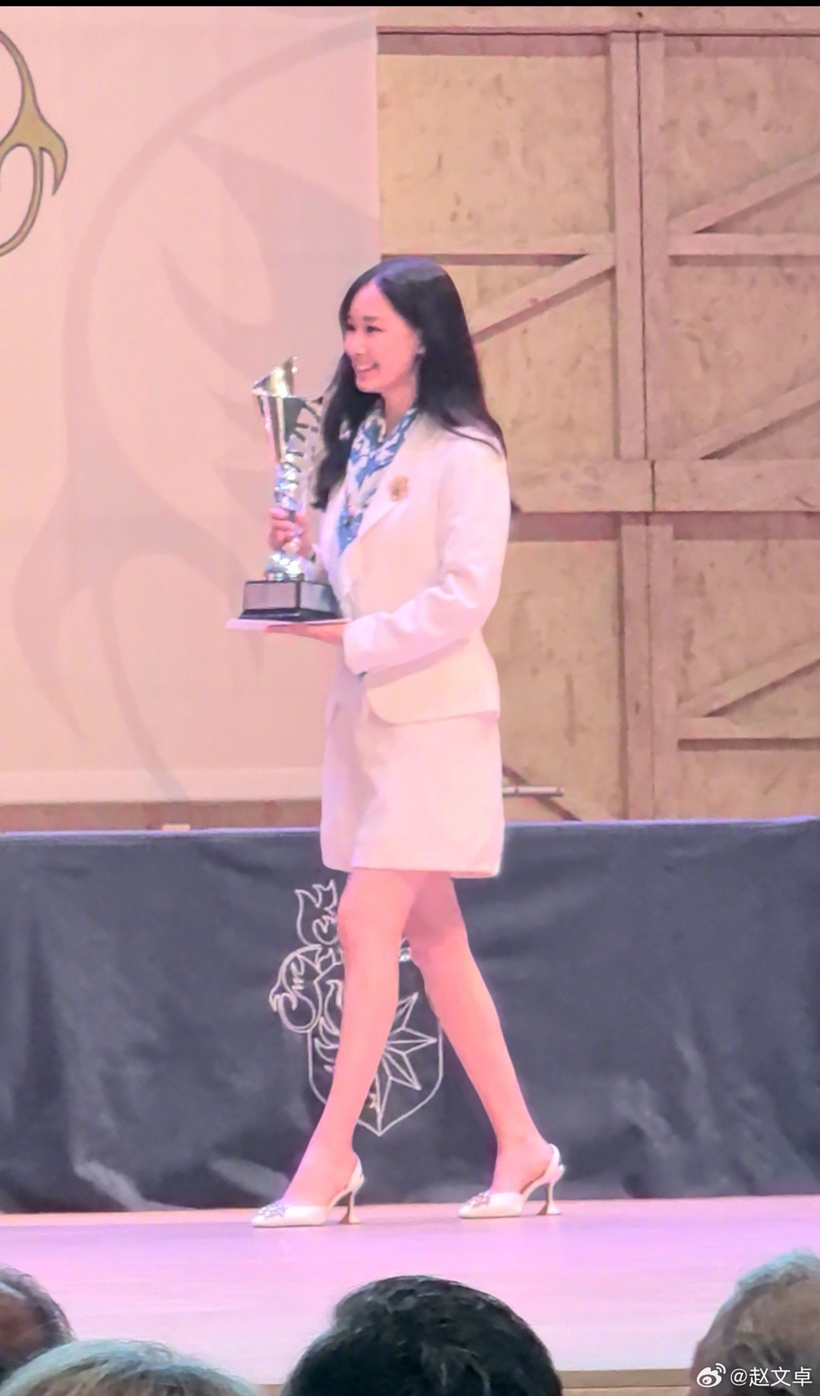 趙文卓開心分享女兒以優異成績畢業於瑞士羅西學校。翻攝趙文卓微博