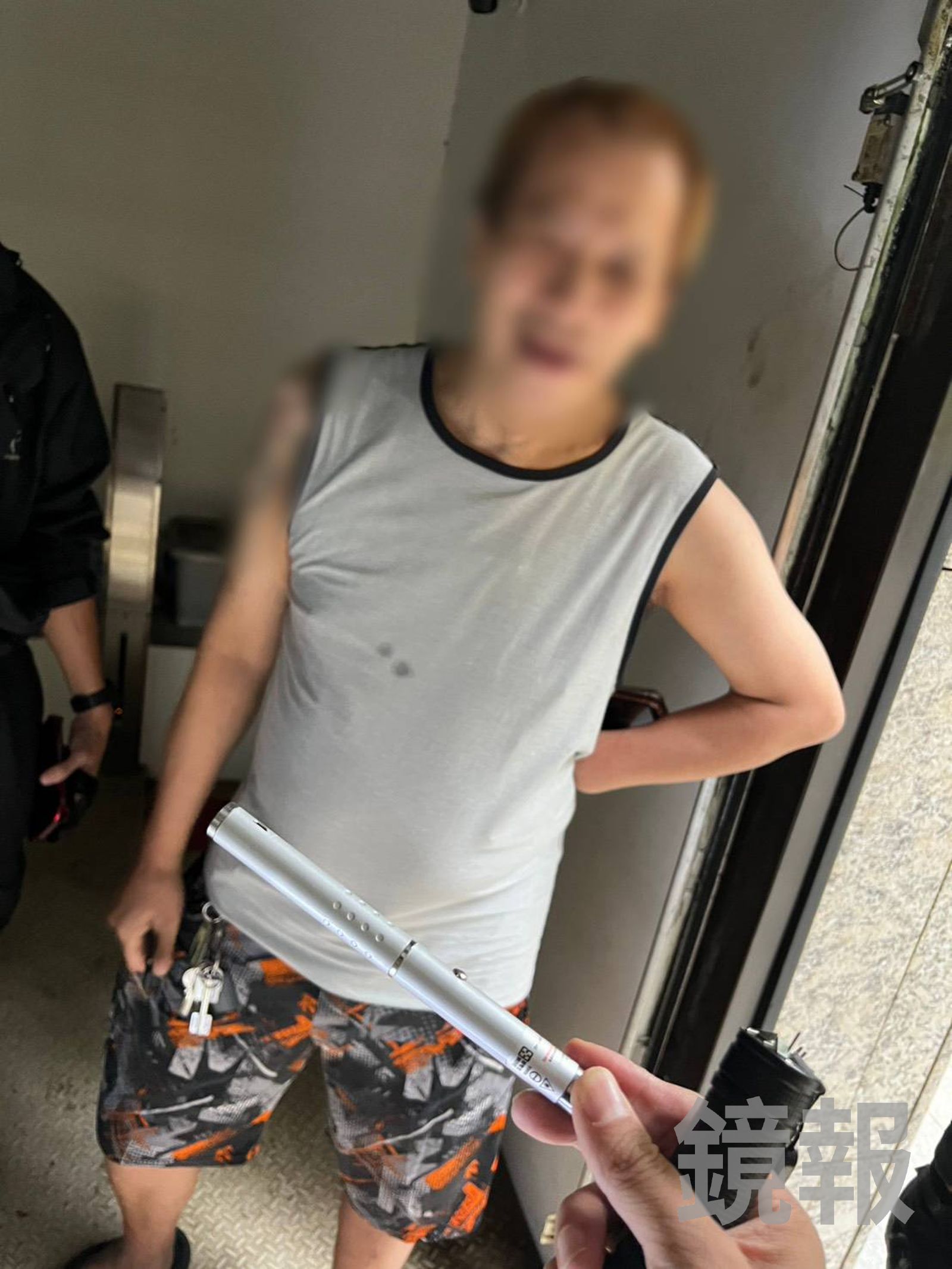 警方查獲蔡男持有的雷射光筆。翻攝畫面