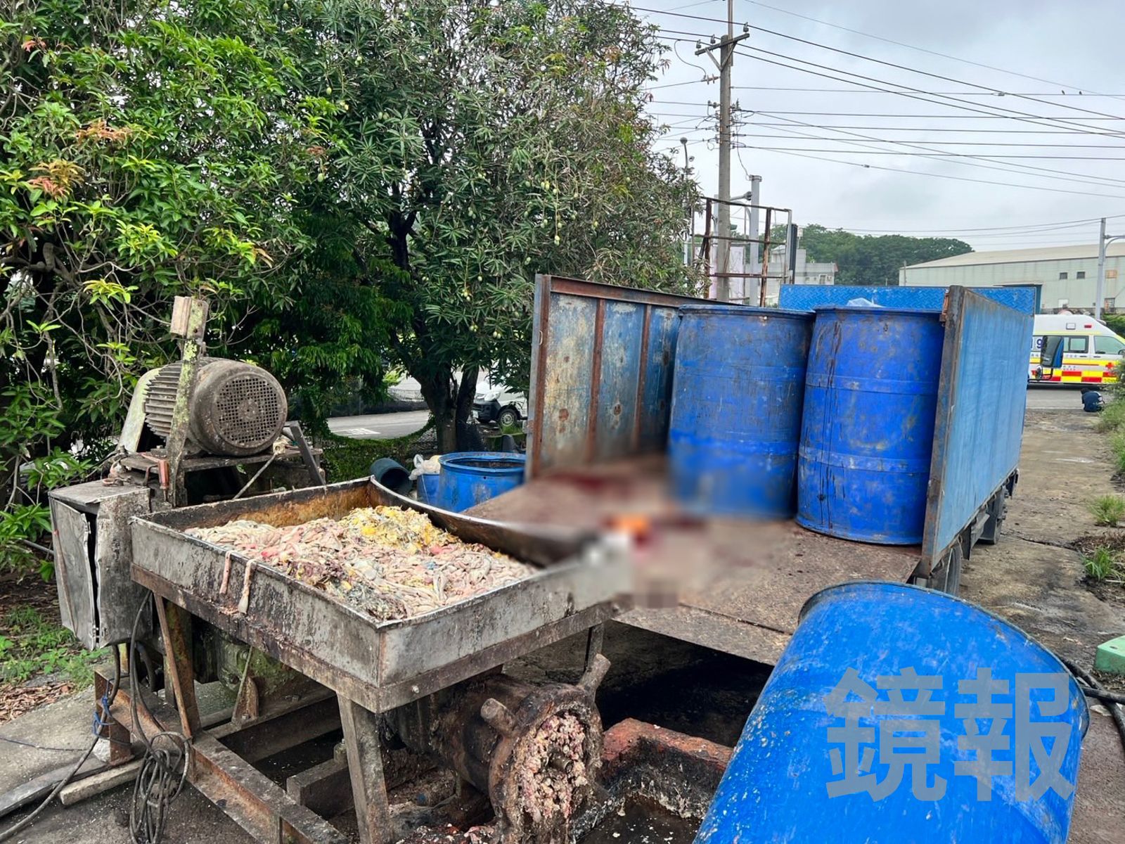男子手臂遭絞肉機捲入攪爛,找無斷肢,現場留下怵目驚心的血跡。民眾提供