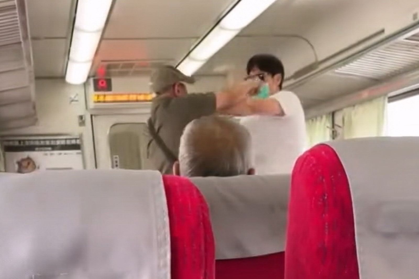 墨鏡男與鐘姓長者在車廂內發生肢體衝突。畫面翻攝threads 0113_wu