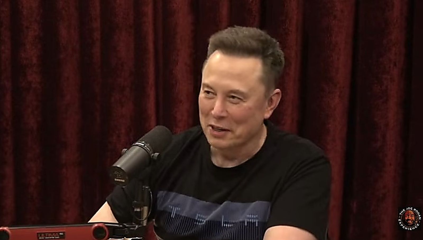 馬斯克在播客節目賣關子說到將推出飛天車。圖/翻攝Joe Rogan影片