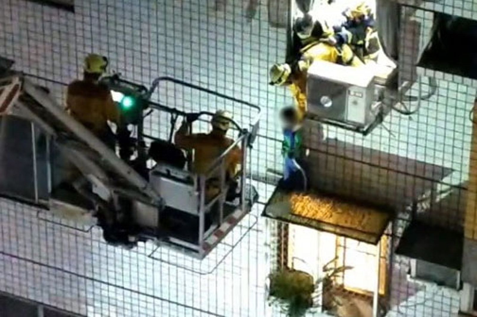 命懸一線！台中10歲童「為撿掉落物」翻窗困5樓牆外　媽媽驚見這幕嚇瘋