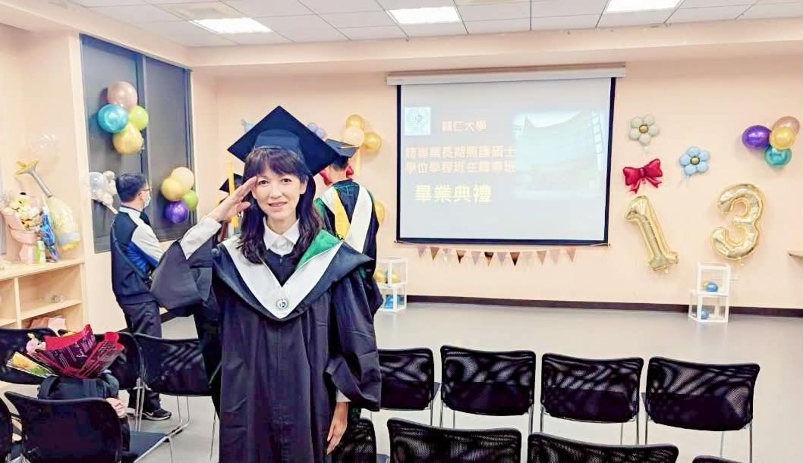 陳明真拿到碩士文憑相當開心。陳明真提供