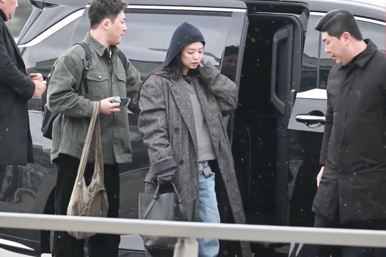 Jennie抵達機場時,仁川飄著小雪。翻攝YT@starplus6182