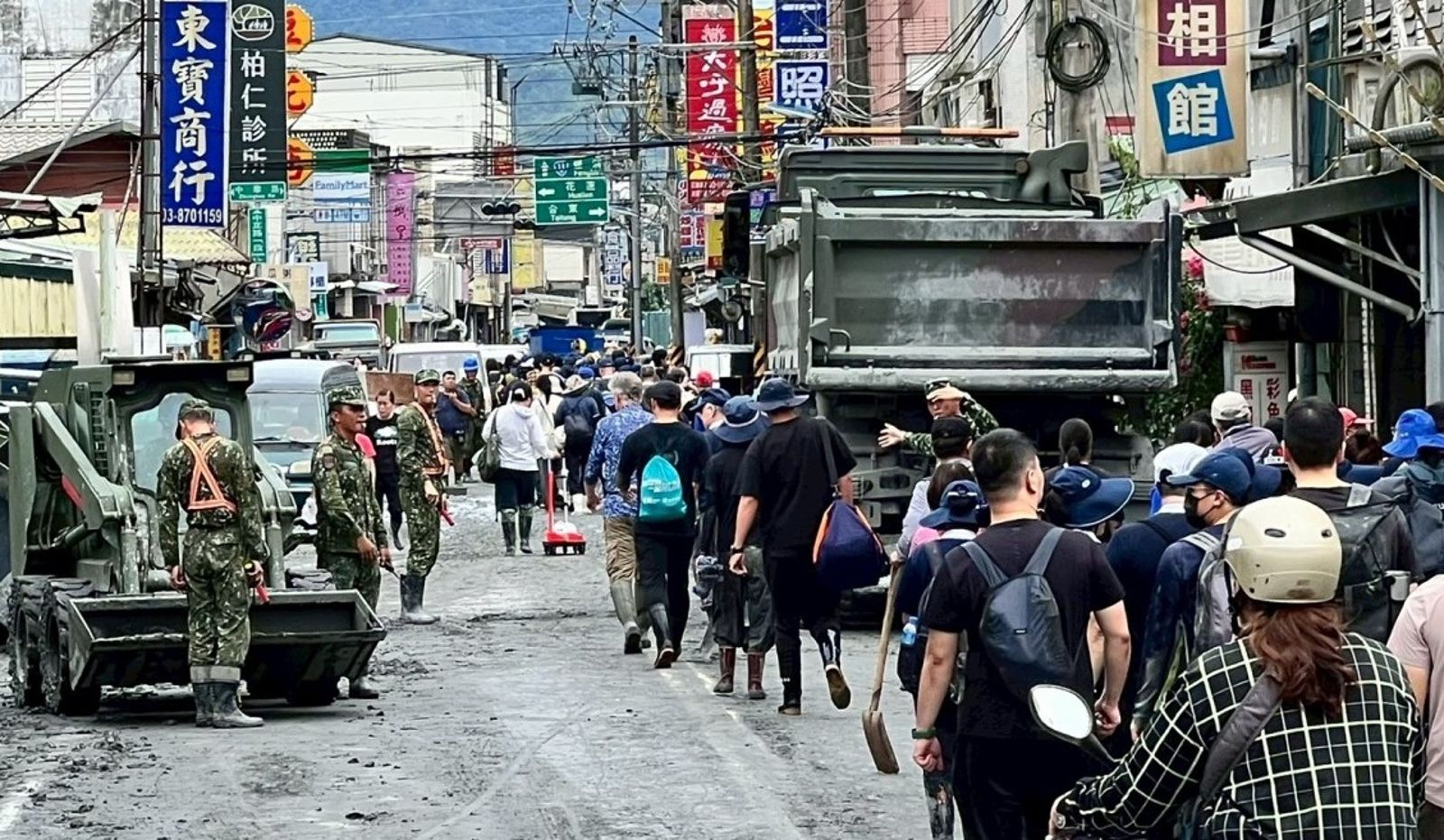 許多民眾連假期間選擇當志工,深入光復救災。圖/翻攝自FB/國營臺灣鐵路股份有限公司