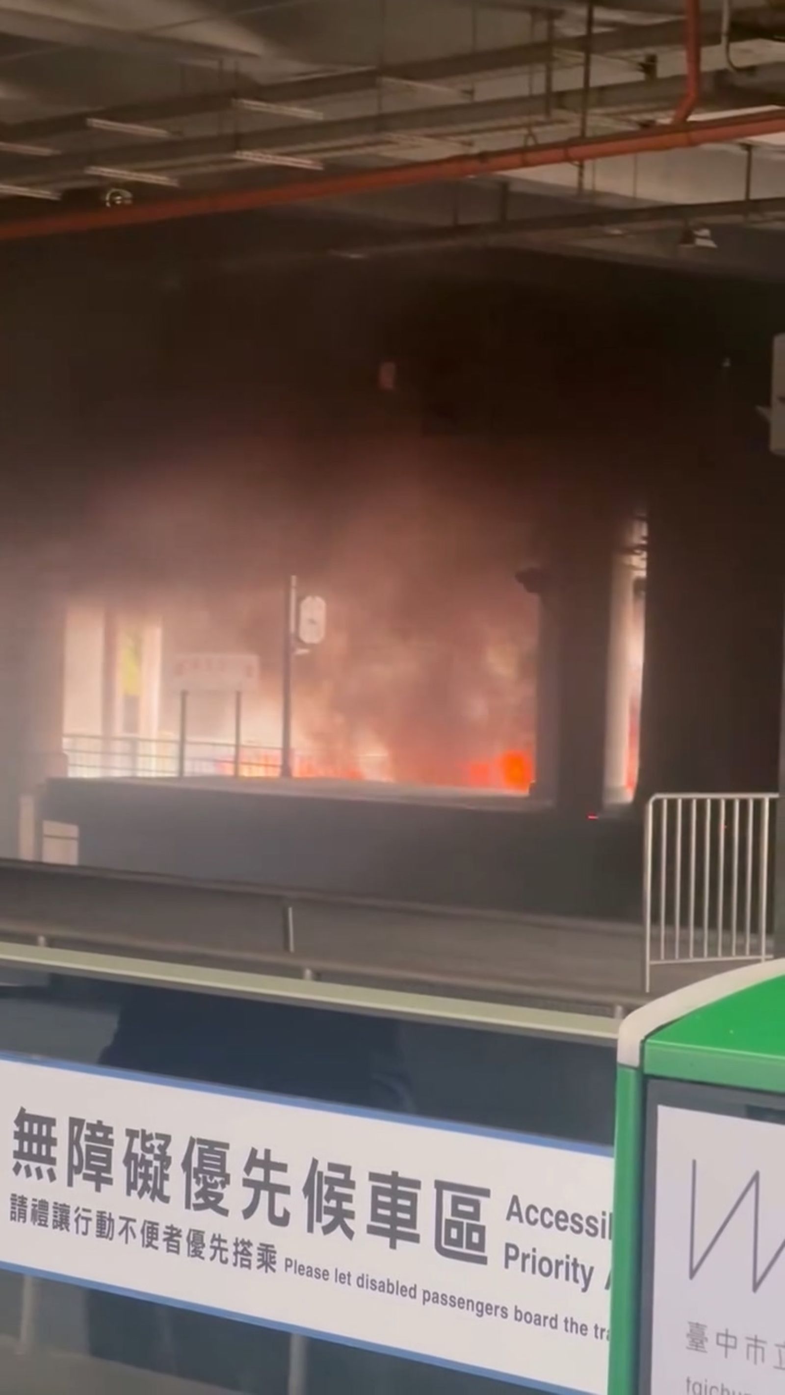 雜物初期火勢不小。畫面授權 threads howfun168168