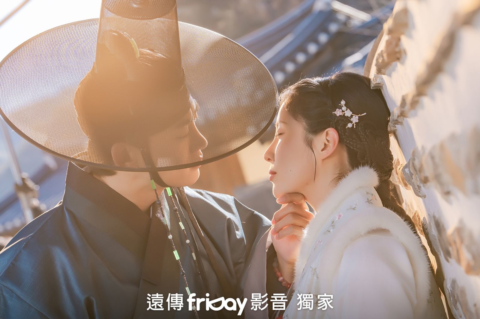 徐玄（右）與玉澤演在《我奪走了公爵的初夜》CP感滿滿。friDay影音提供