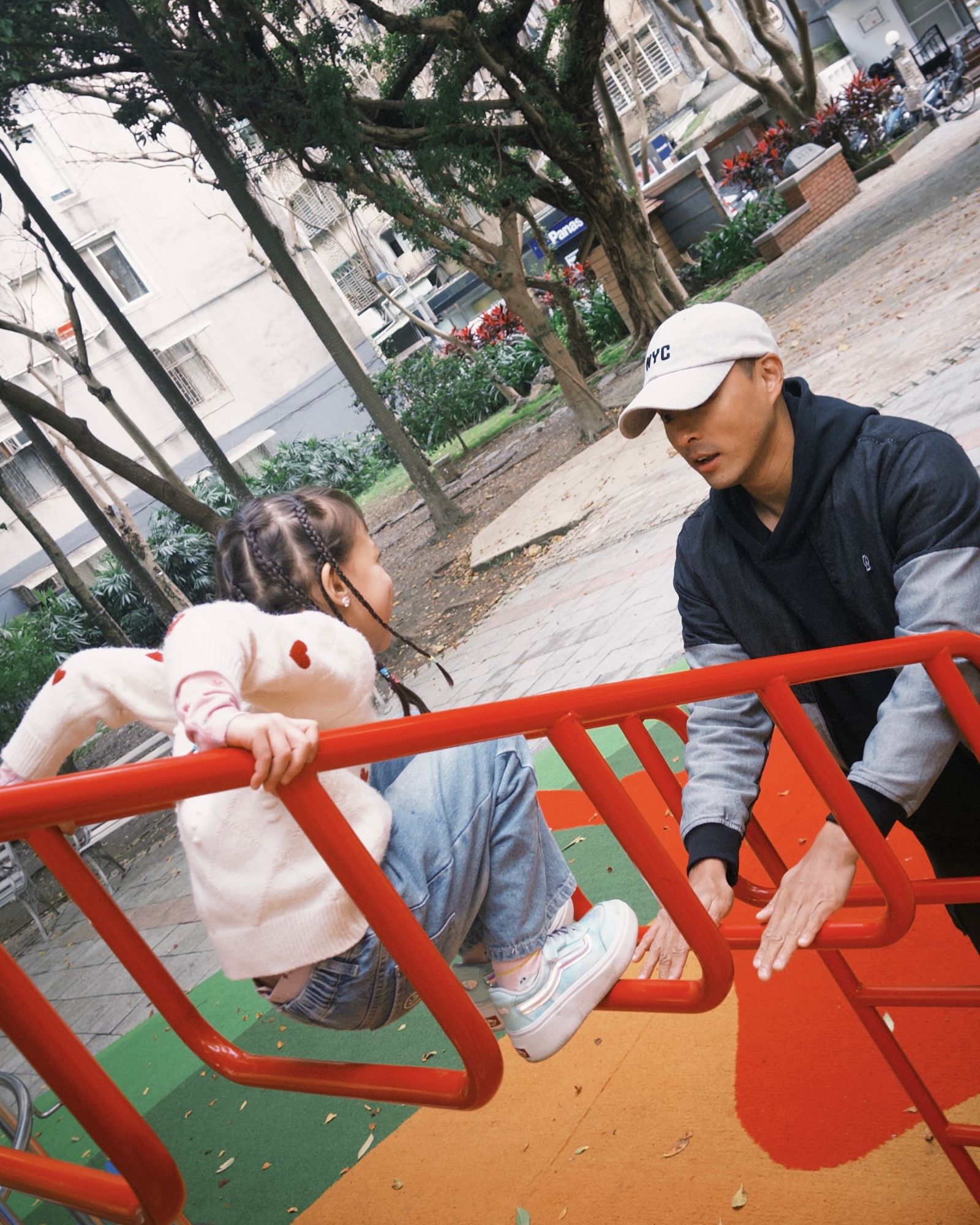 孫其君臉書上有小朋友到公園、溜冰場共學的身影。翻攝孫其君Steven Sun臉書