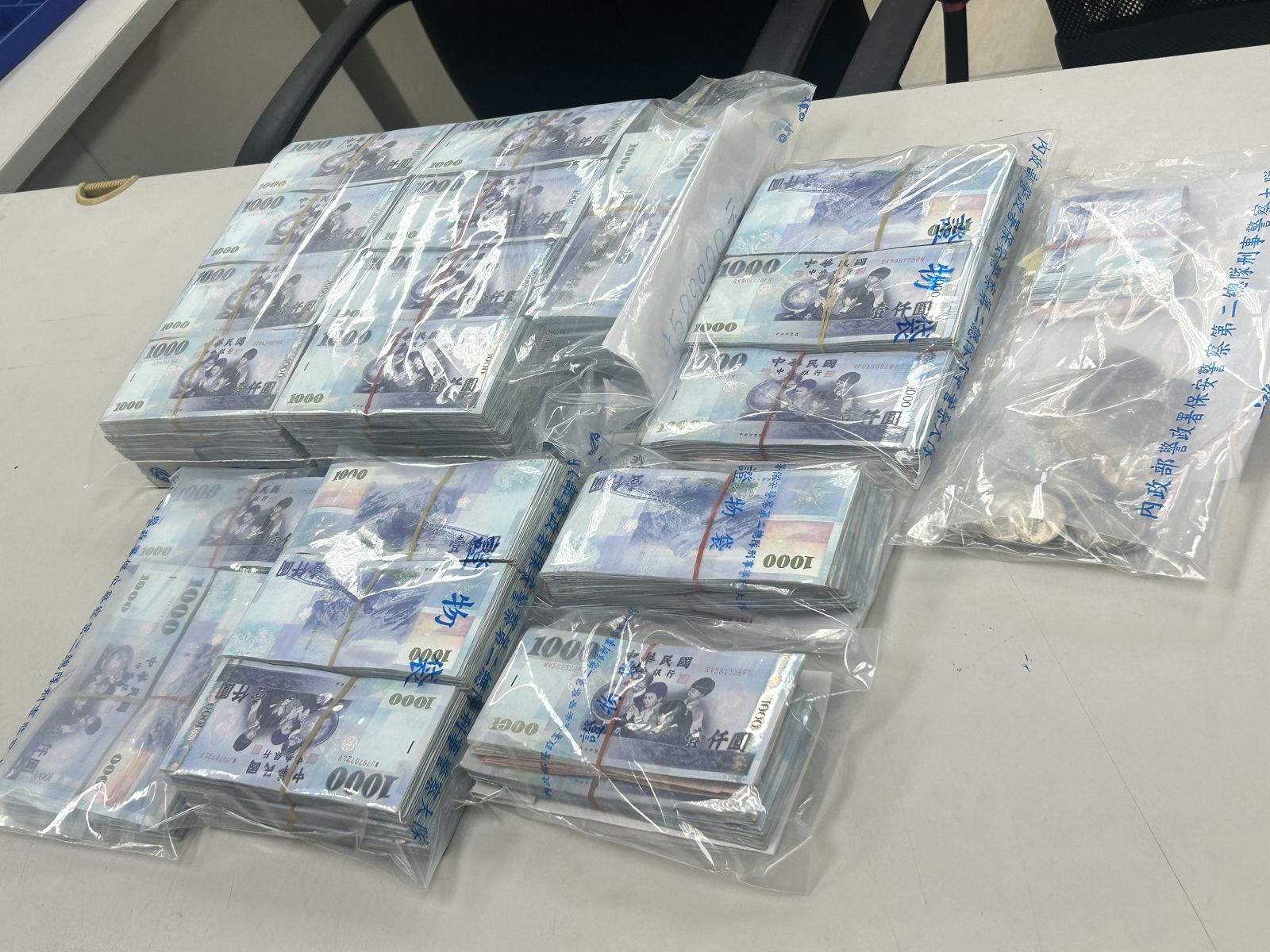 警方除了查扣873萬,沈性負責人名下22間房產、店面也一併扣押。翻攝畫面