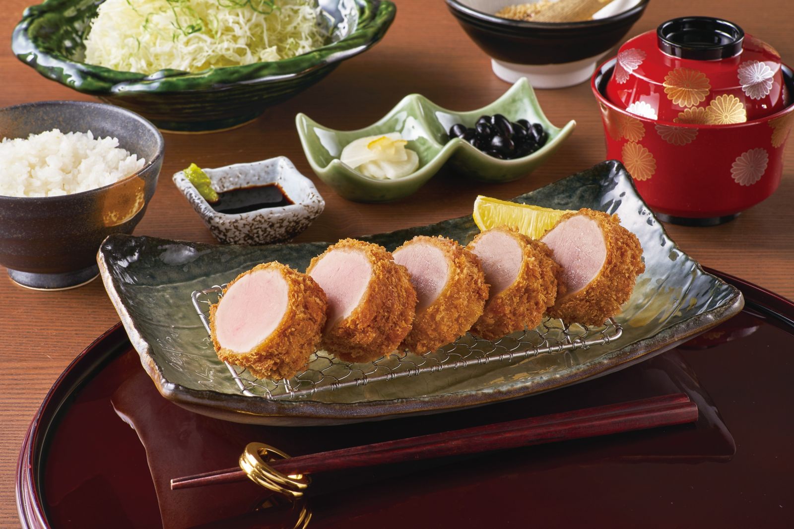 「軟嫩棒腰內豬排套餐」取整塊原型肉不經敲打，更多汁細緻。（490元／150公克， 勝博殿供圖）