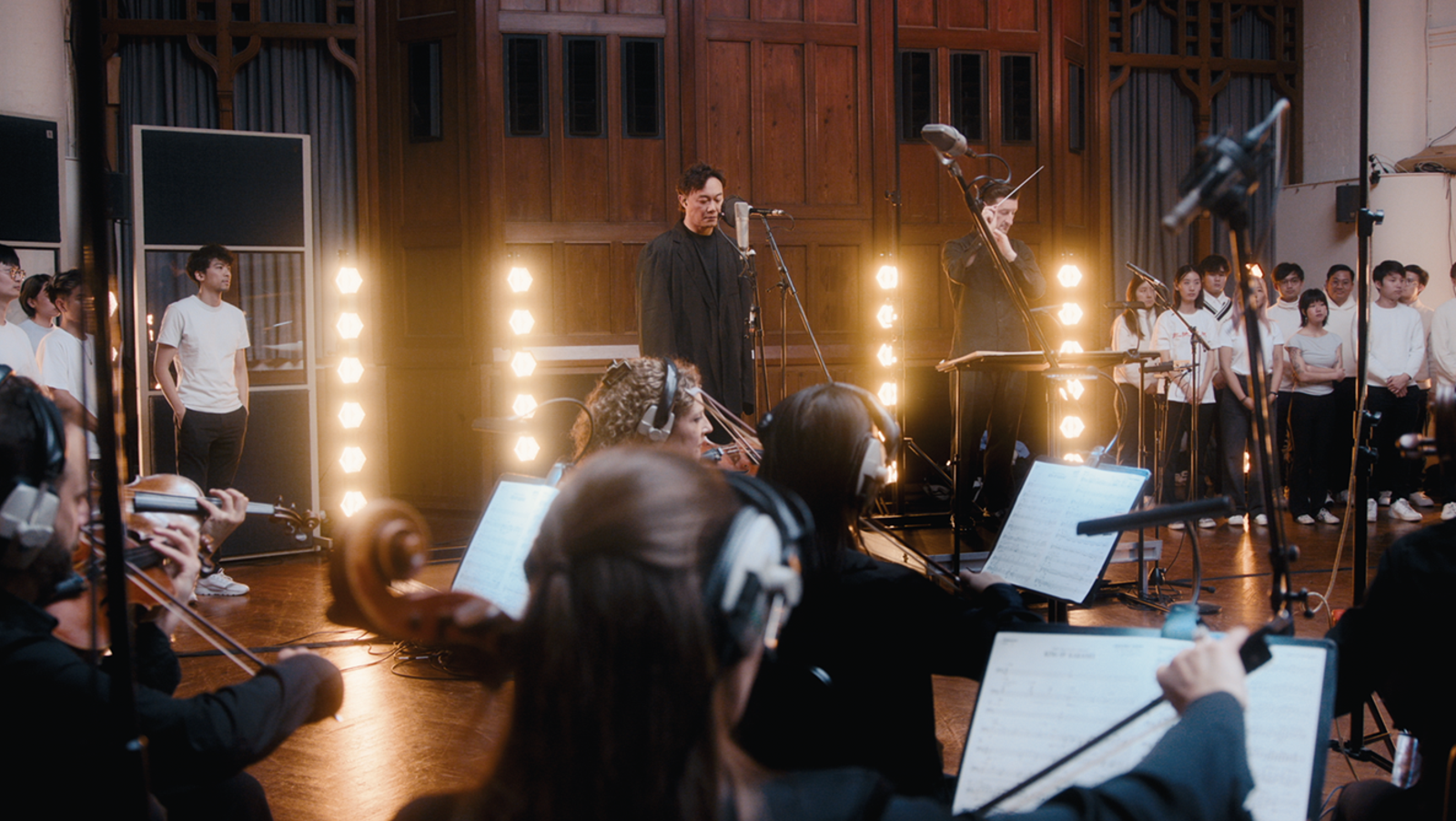 陳奕迅日前親赴倫敦錄製〈K歌之王 AIR〉管弦樂版本。環球音樂提供