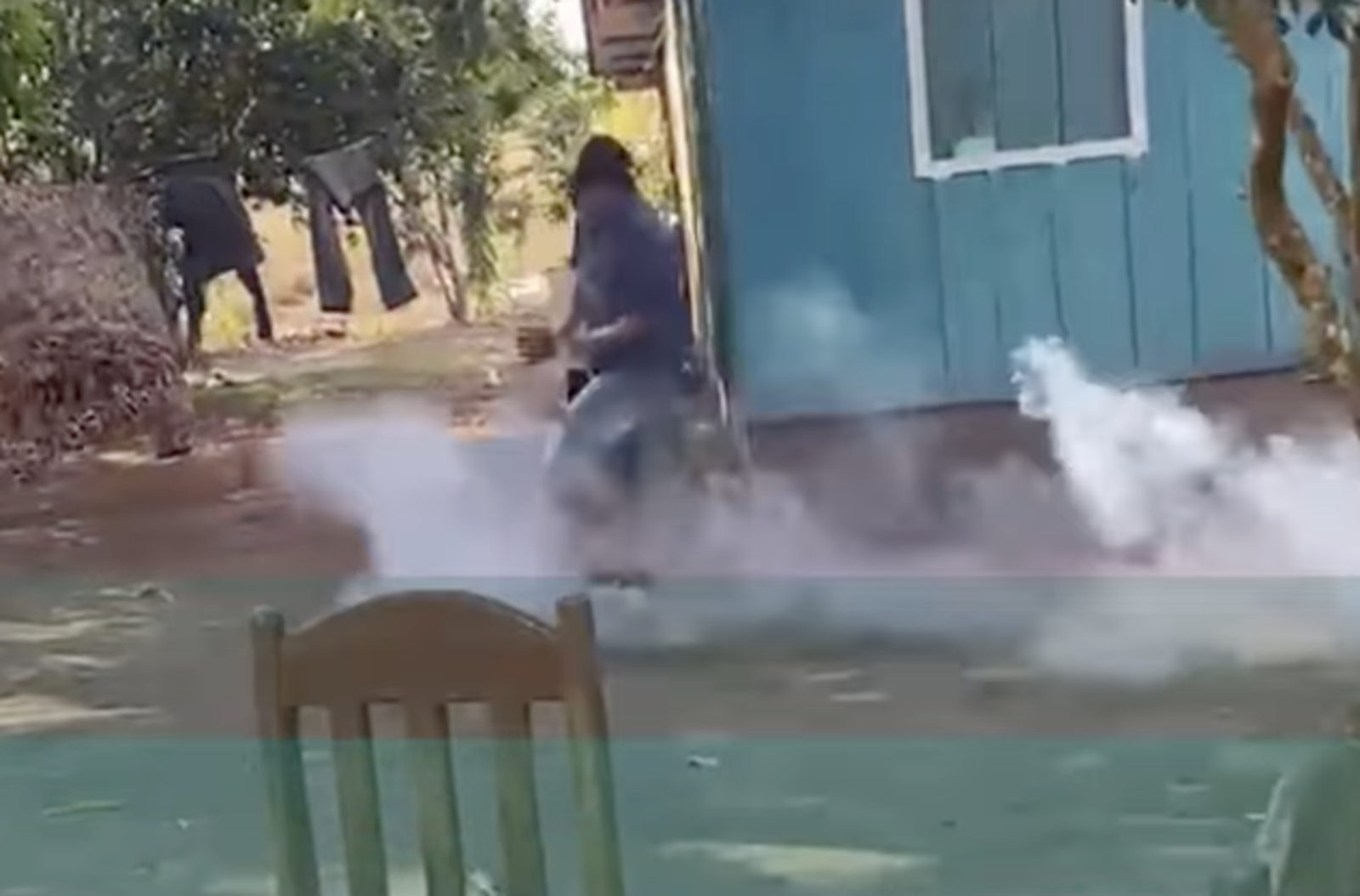驚悚!中年男踩鞭炮「腳底炸爛」倒地哀嚎...友人嘻笑拍片超冷血