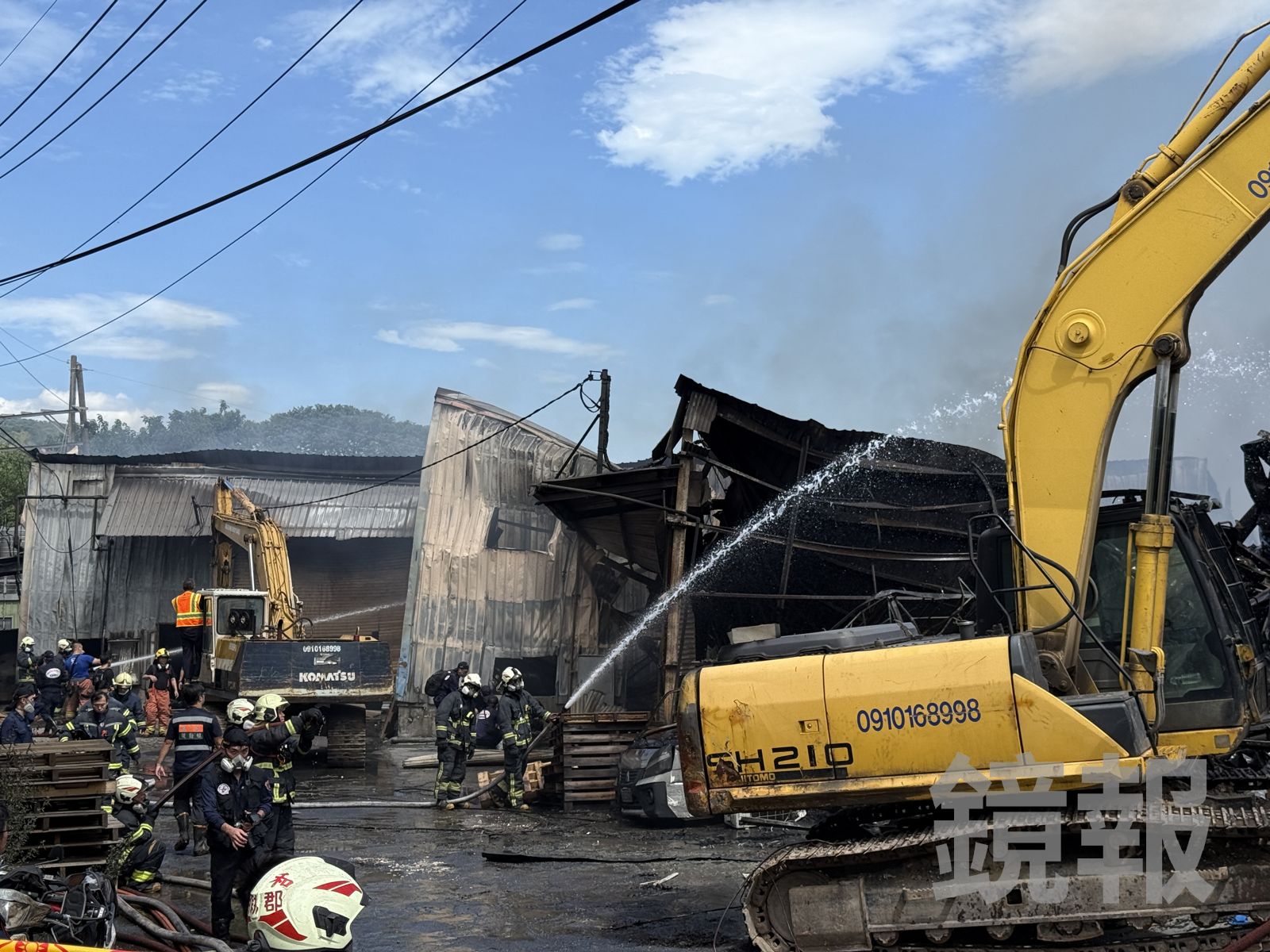 火勢到上午7點左右才撲滅，警消持續灑水降溫。呂健豪攝