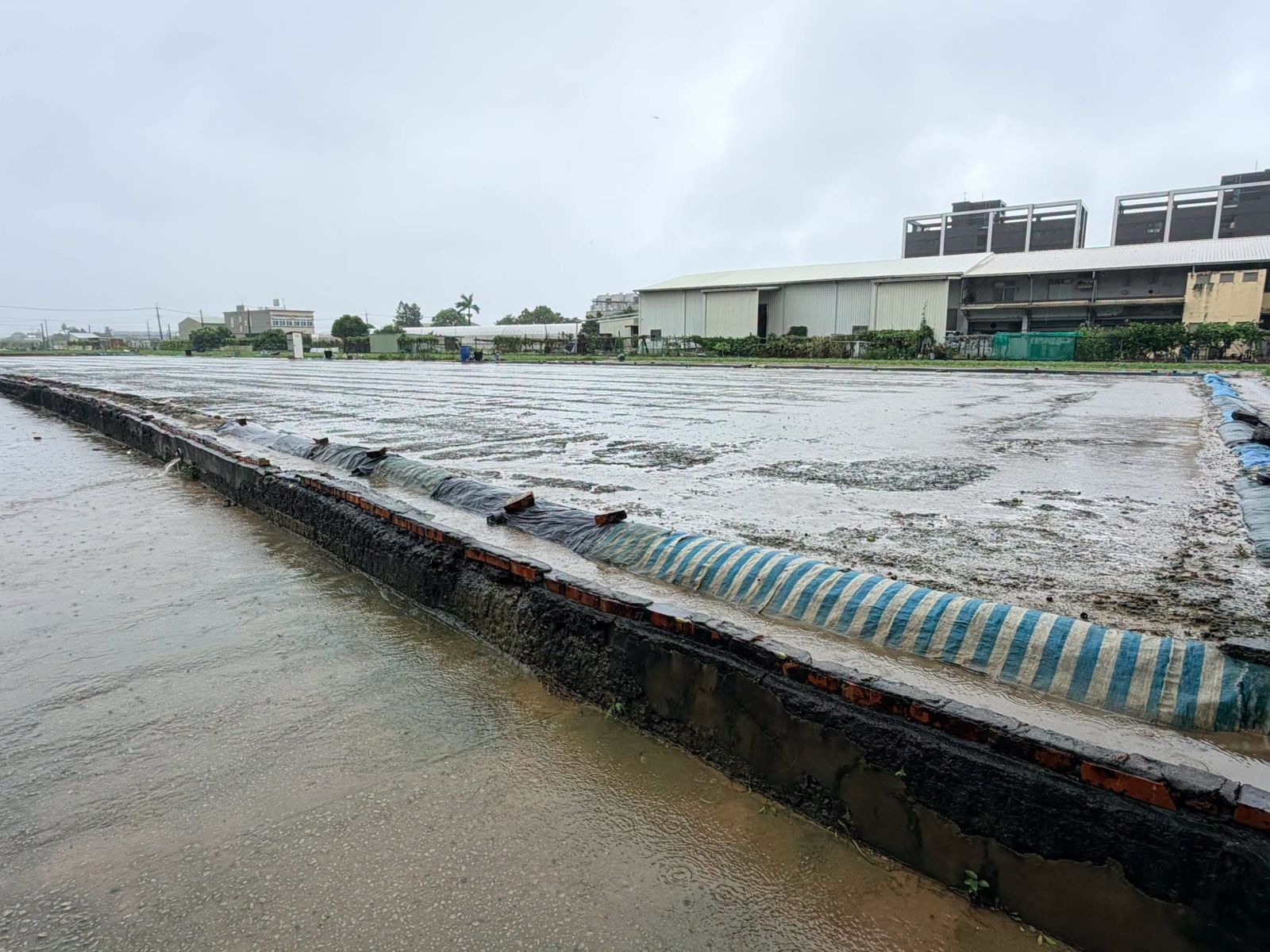 高雄梓官典寶溪水位高漲，遭遇大潮幾乎無法宣洩降雨。翻攝柯志恩臉書粉絲團