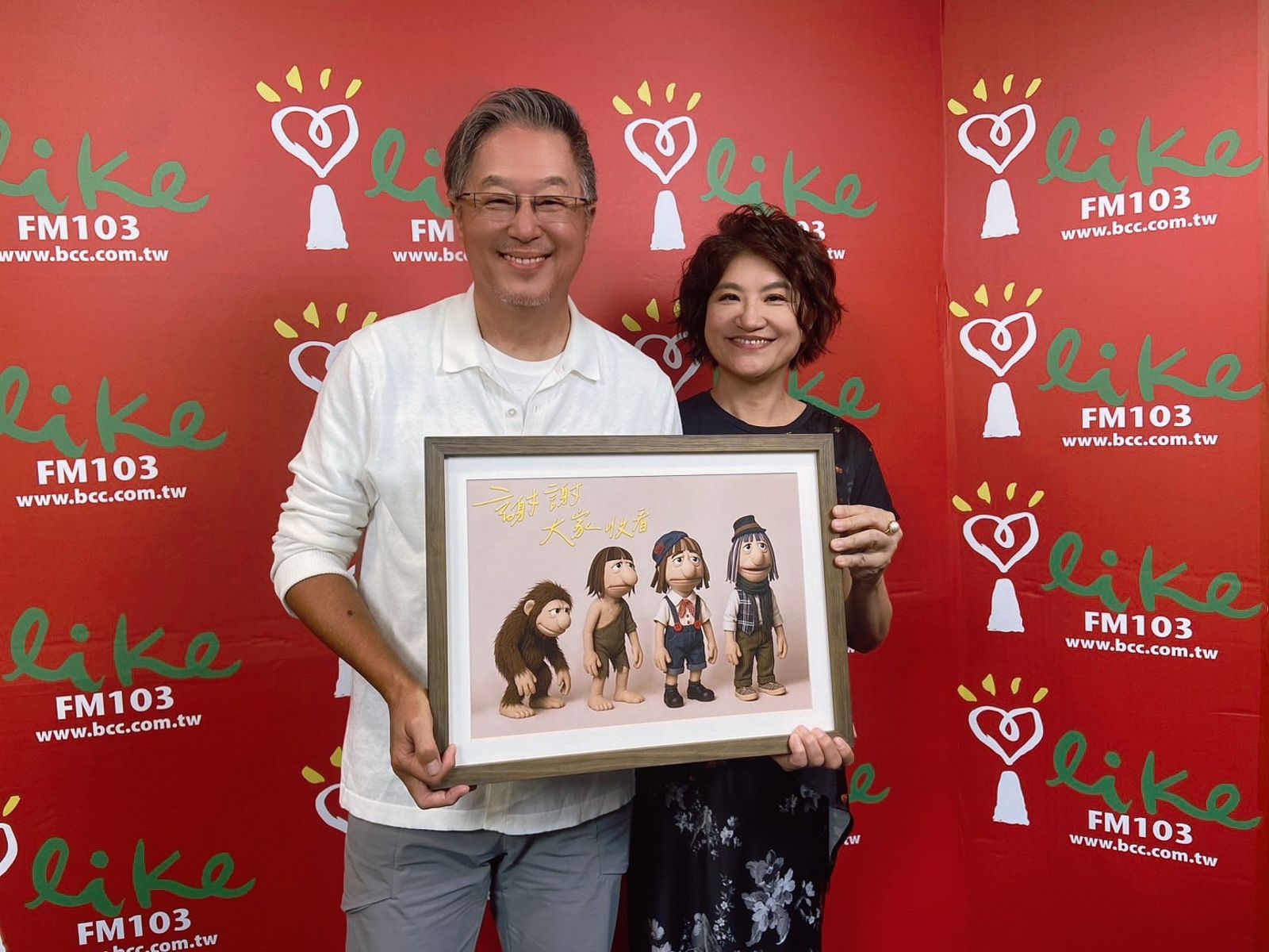 王偉忠（上）上夏韻芬（右）廣播宣傳舞台劇《謝謝大家收看》。金星文創提供