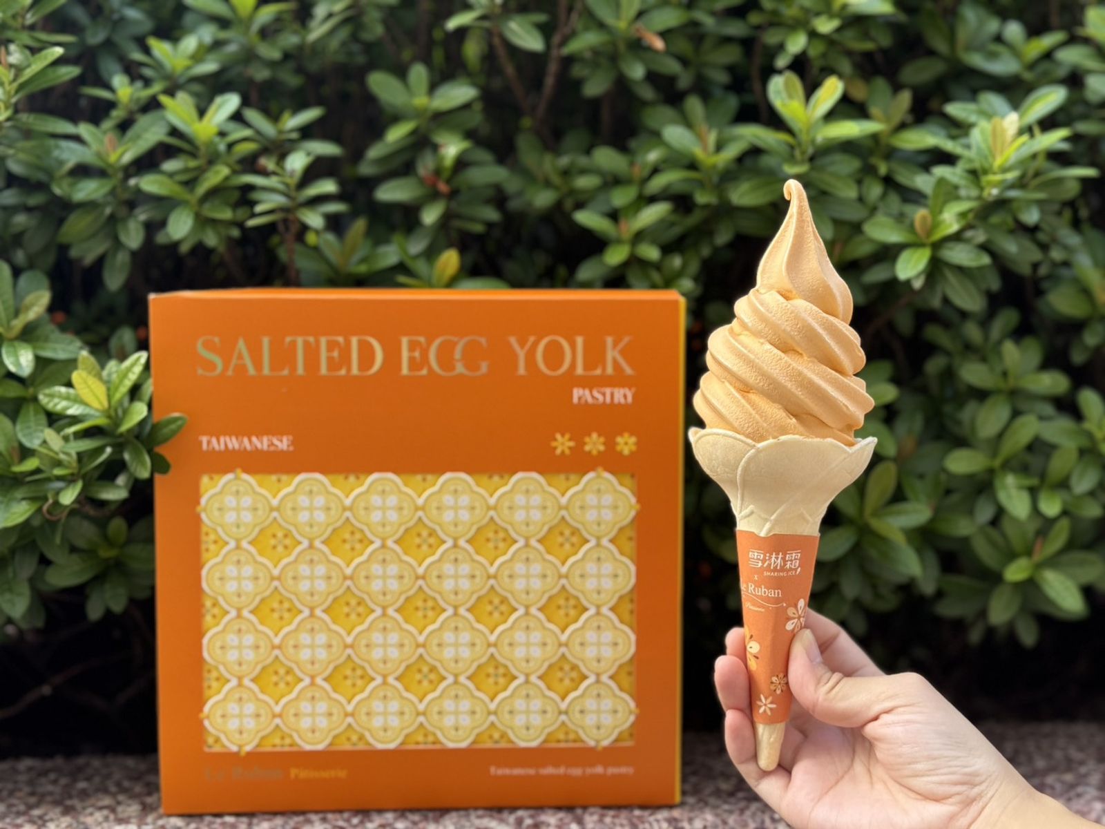「蛋黃酥霜淇淋」拌入鹹蛋黃，吃來甜鹹有奶香。（49元／支）