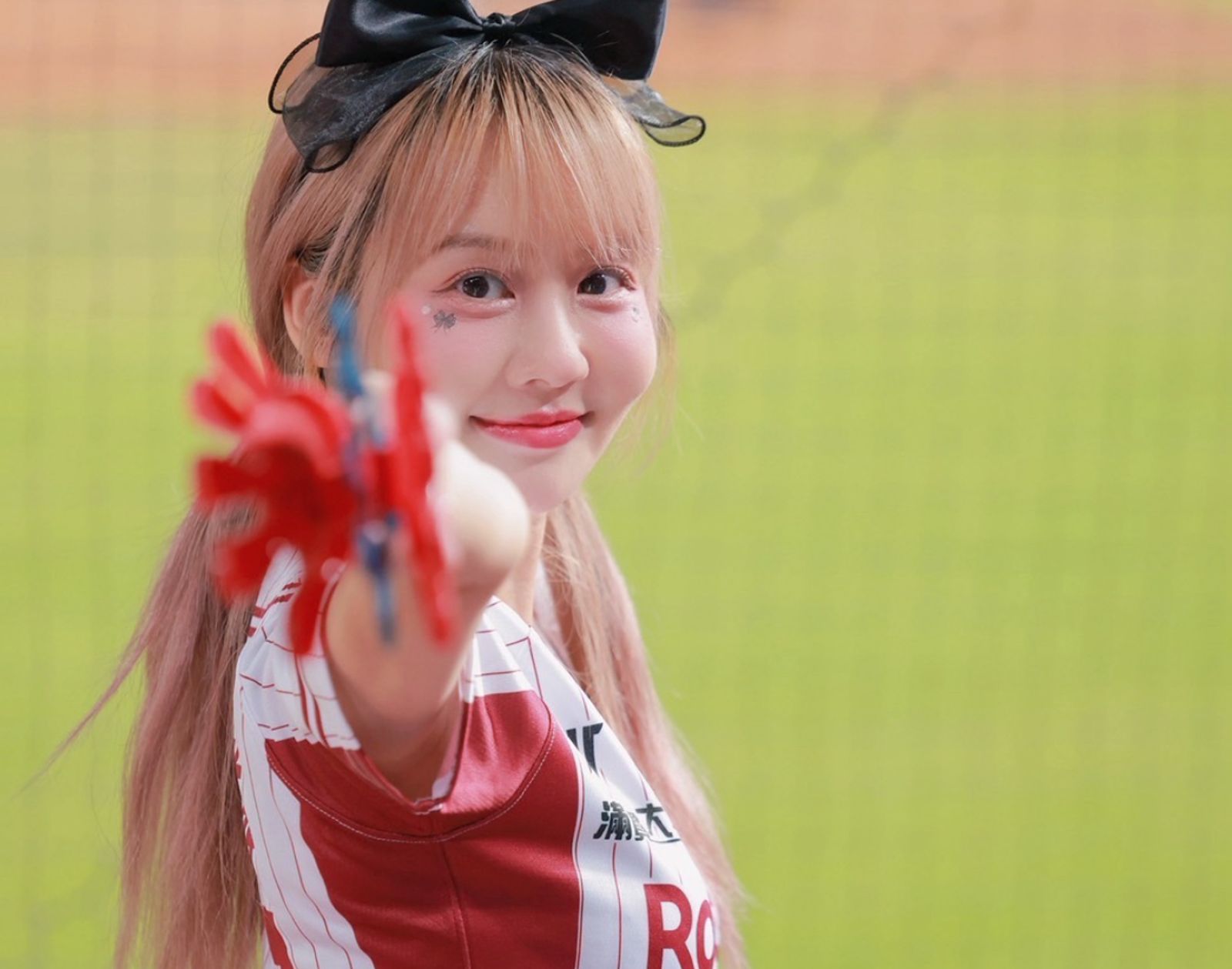 樂天女孩應援逆轉勝!小紫開啟「念力模式」 崔荷潾穿黑色內衣集氣