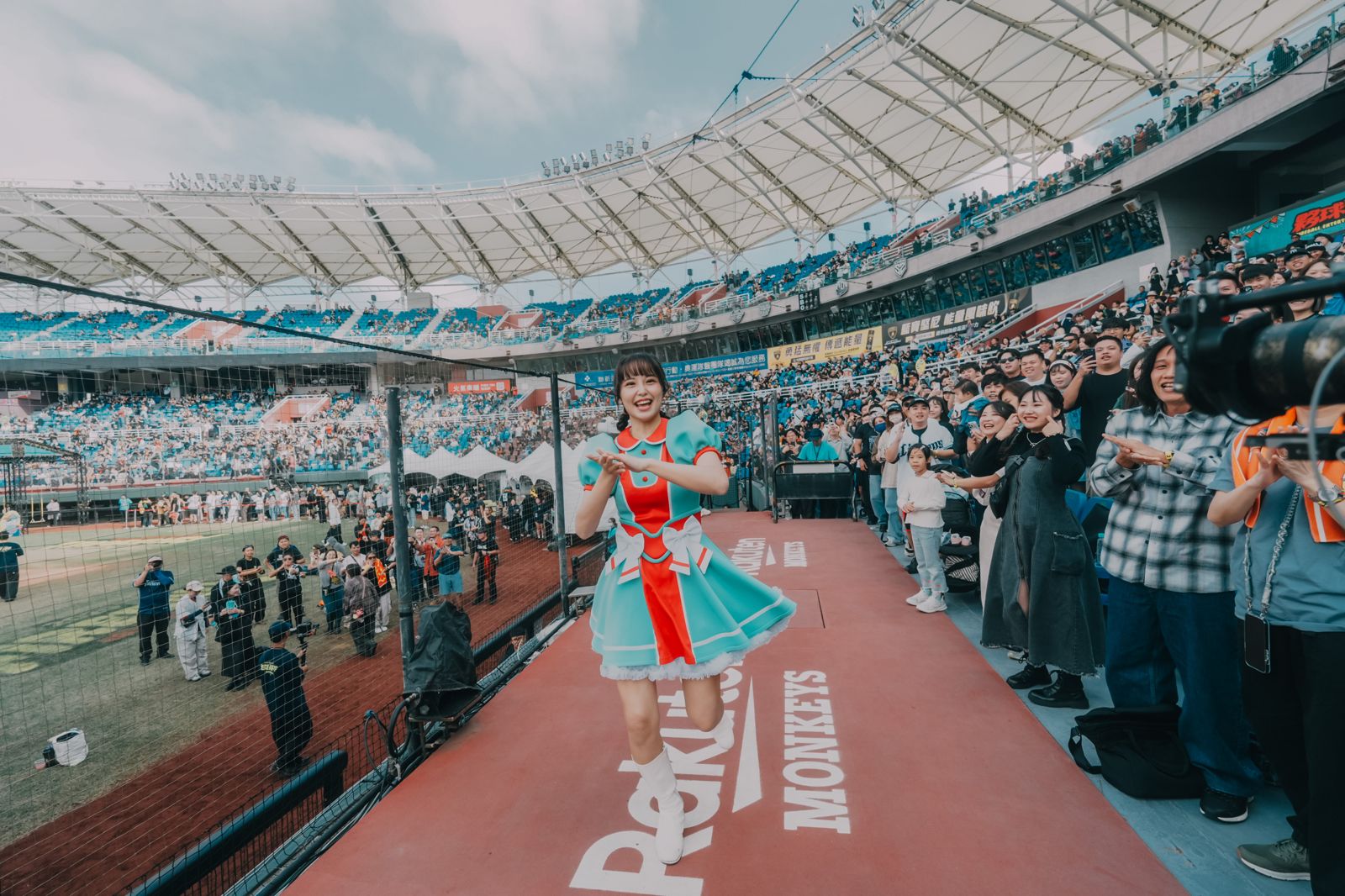 YOYO家族強攻火球祭！逼萬人「全變大寶寶」重返6歲掀暴動